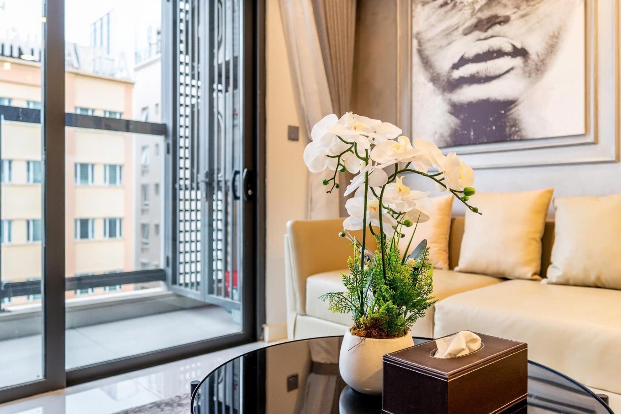 De Lux Madison Best Central 2 Bedrooms 2 Baths, Pool Gym