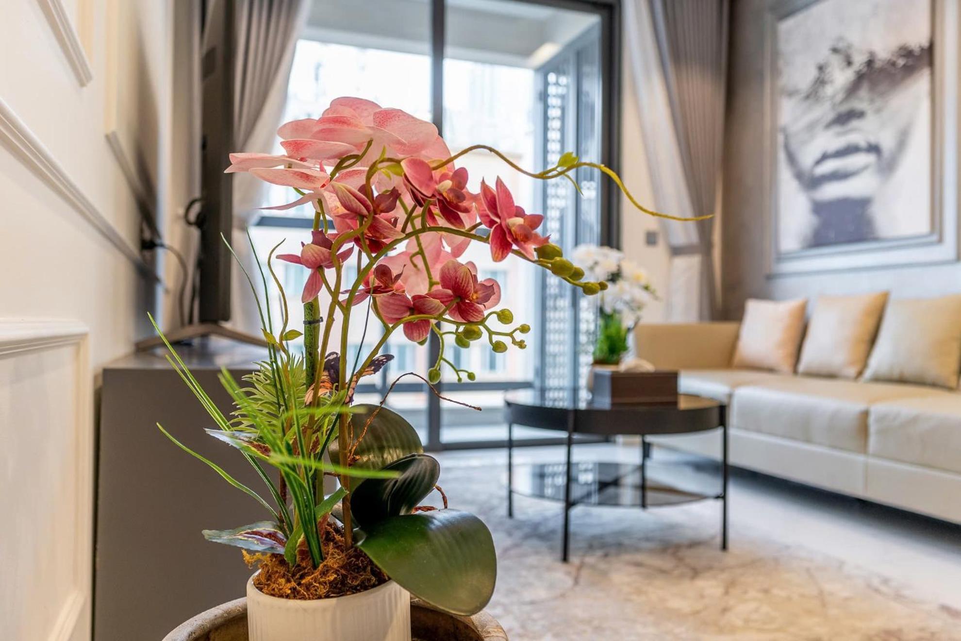 De Lux Madison Best Central 2 Bedrooms 2 Baths, Pool Gym