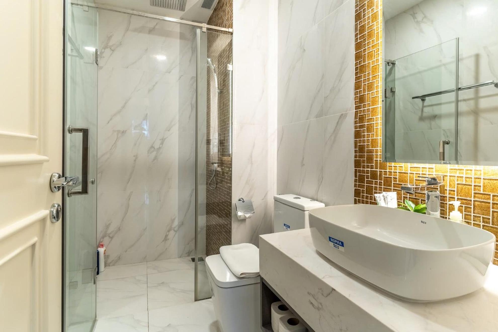 De Lux Madison Best Central 2 Bedrooms 2 Baths, Pool Gym