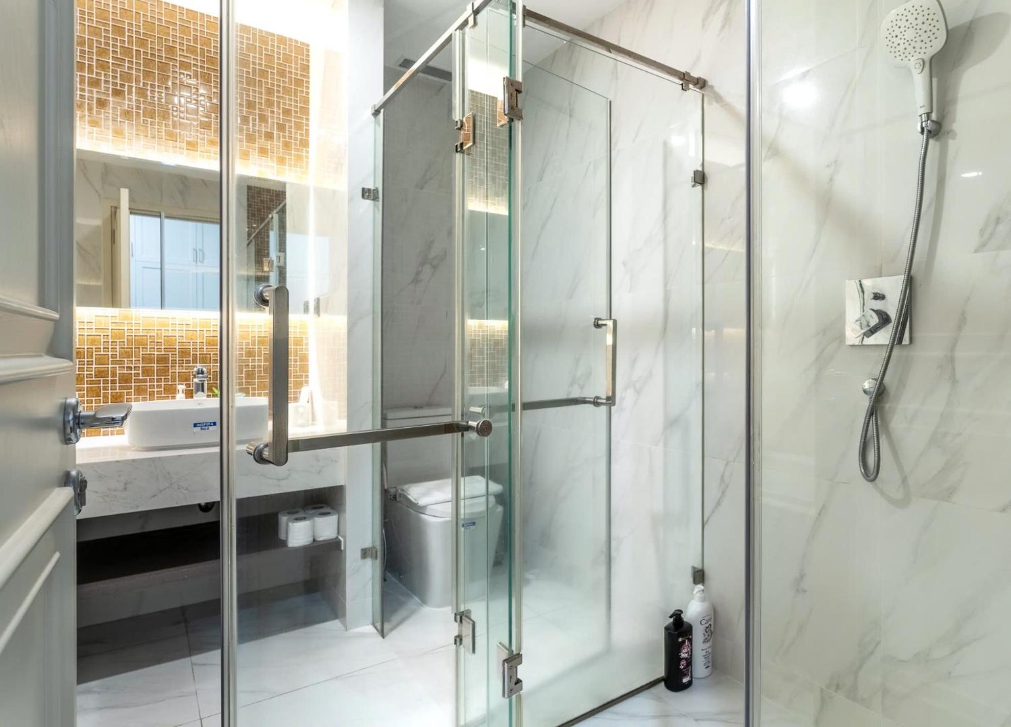 De Lux Madison Best Central 2 Bedrooms 2 Baths, Pool Gym