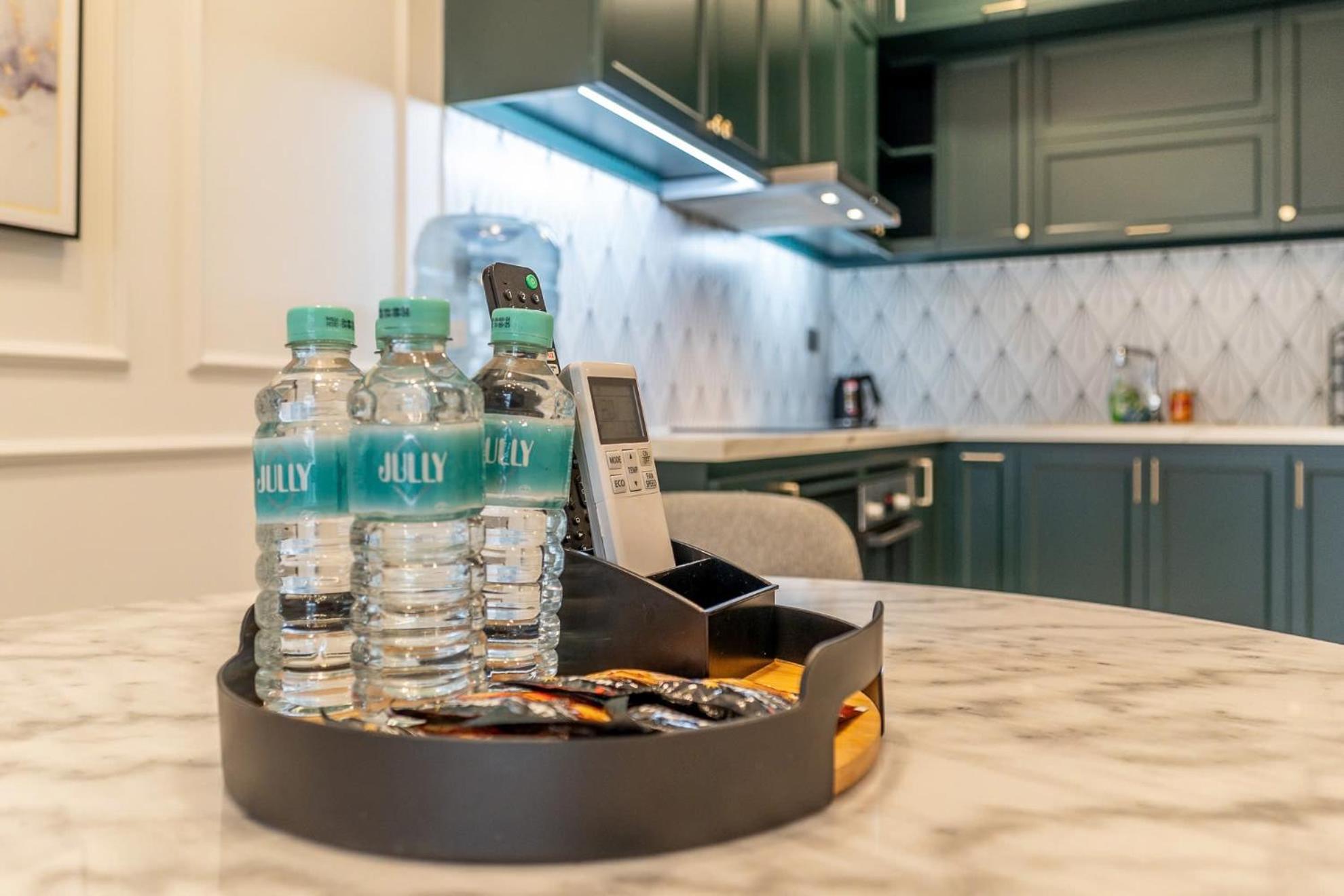 De Lux Madison Best Central 2 Bedrooms 2 Baths, Pool Gym