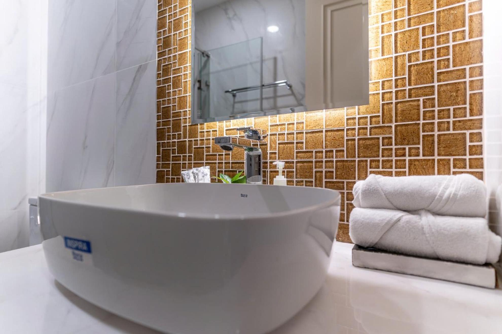 De Lux Madison Best Central 2 Bedrooms 2 Baths, Pool Gym