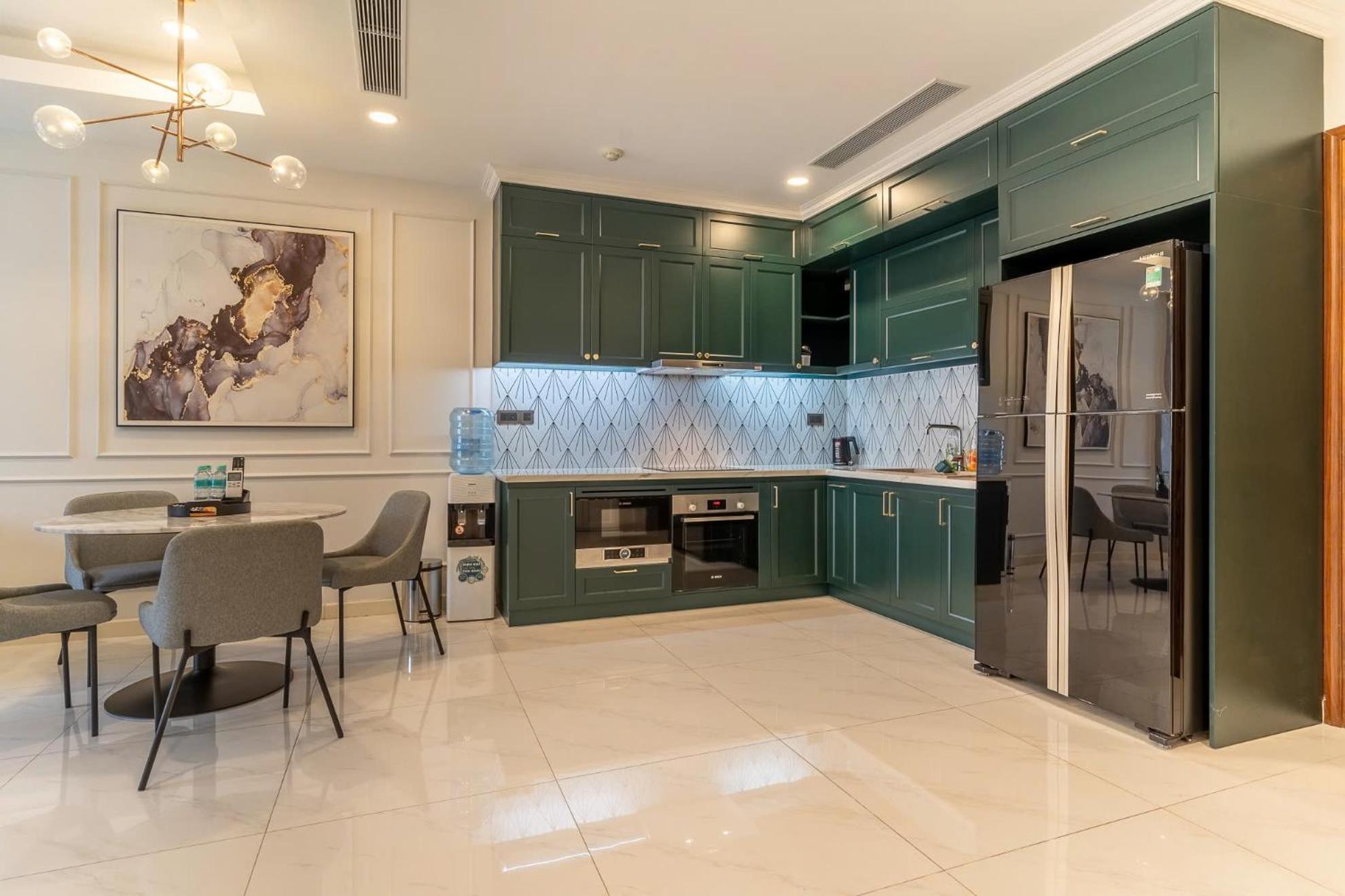 De Lux Madison Best Central 2 Bedrooms 2 Baths, Pool Gym