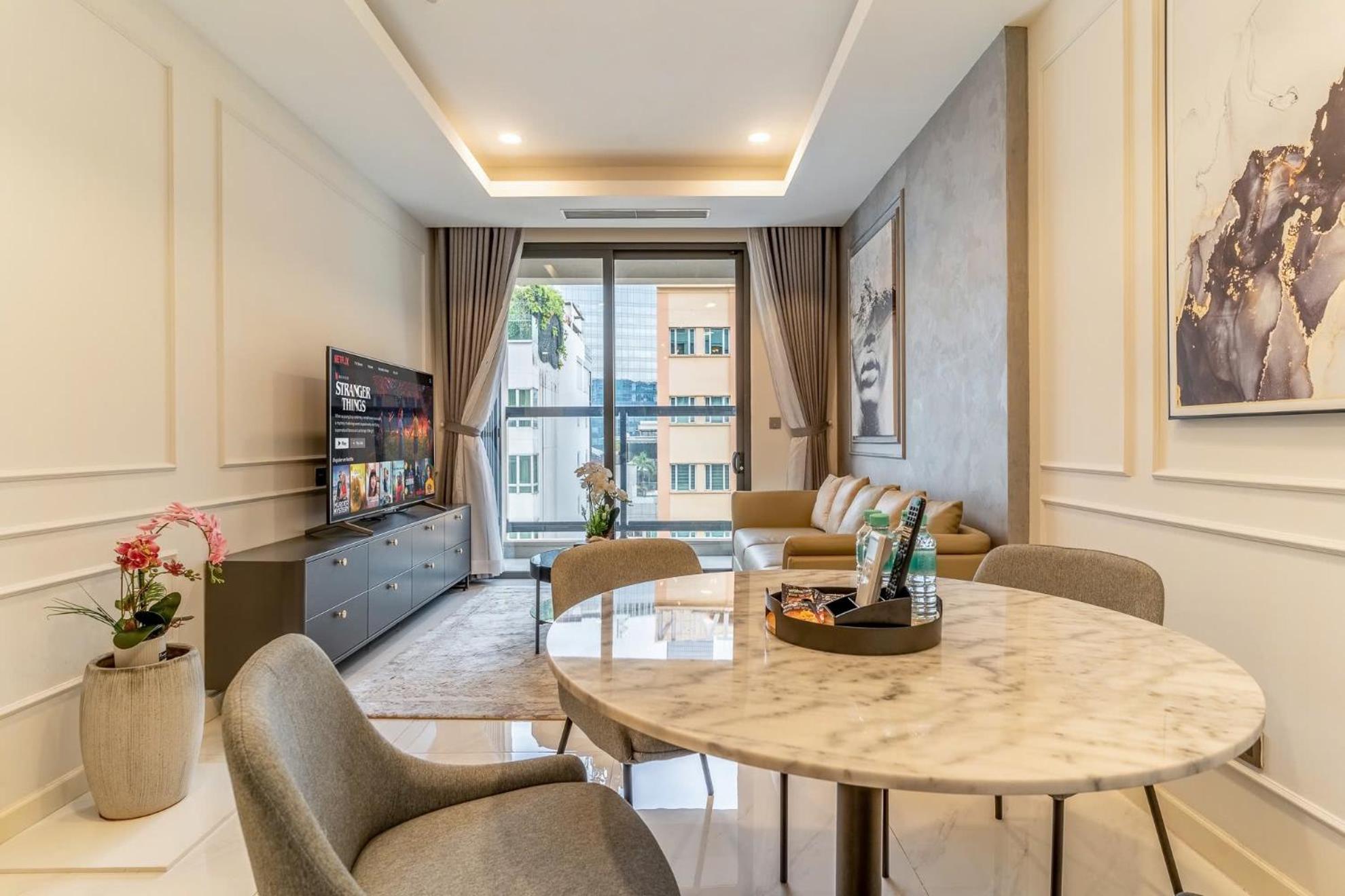 De Lux Madison Best Central 2 Bedrooms 2 Baths, Pool Gym