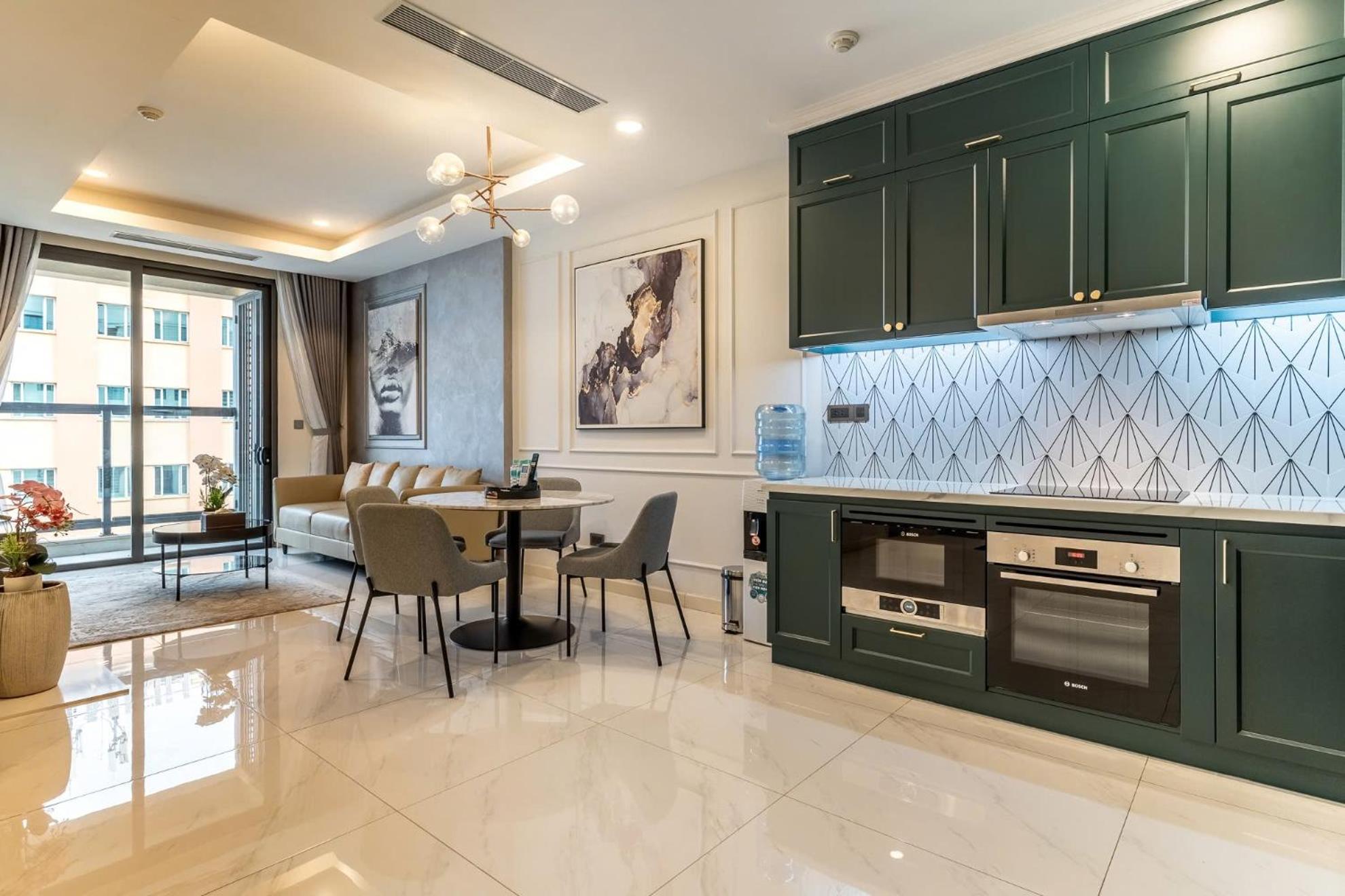 De Lux Madison Best Central 2 Bedrooms 2 Baths, Pool Gym