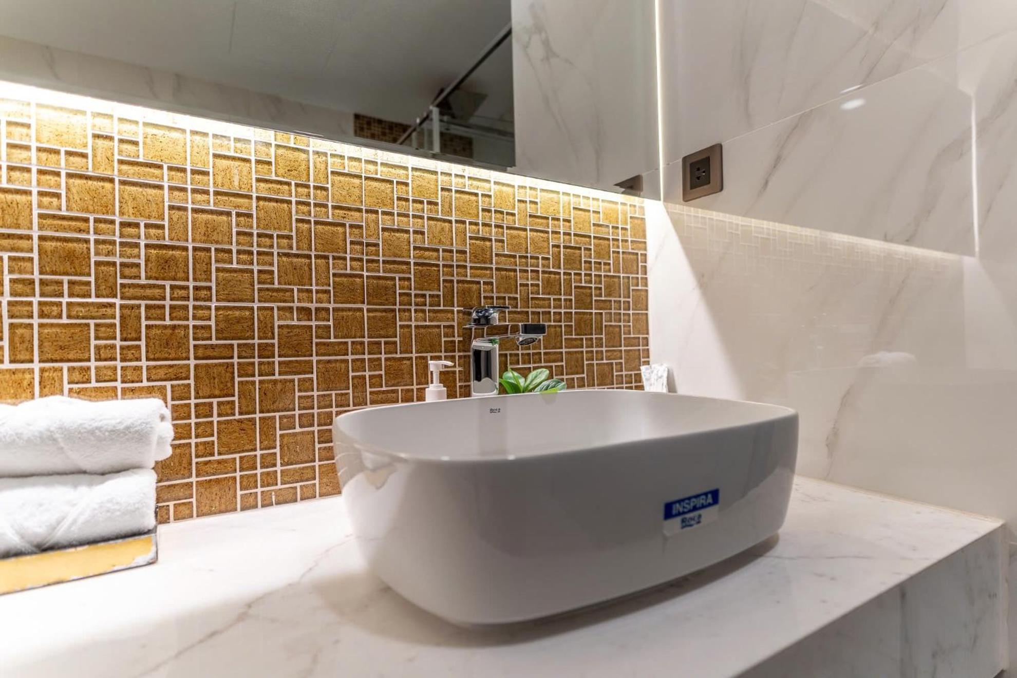 De Lux Madison Best Central 2 Bedrooms 2 Baths, Pool Gym