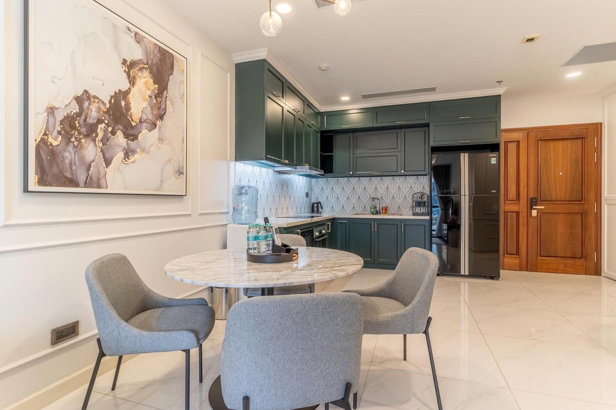 De Lux Madison Best Central 2 Bedrooms 2 Baths, Pool Gym