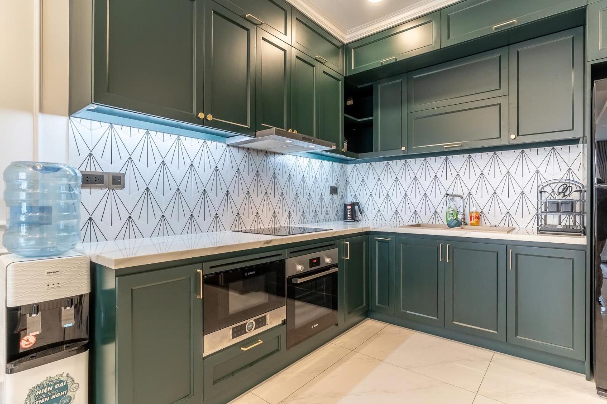 De Lux Madison Best Central 2 Bedrooms 2 Baths, Pool Gym