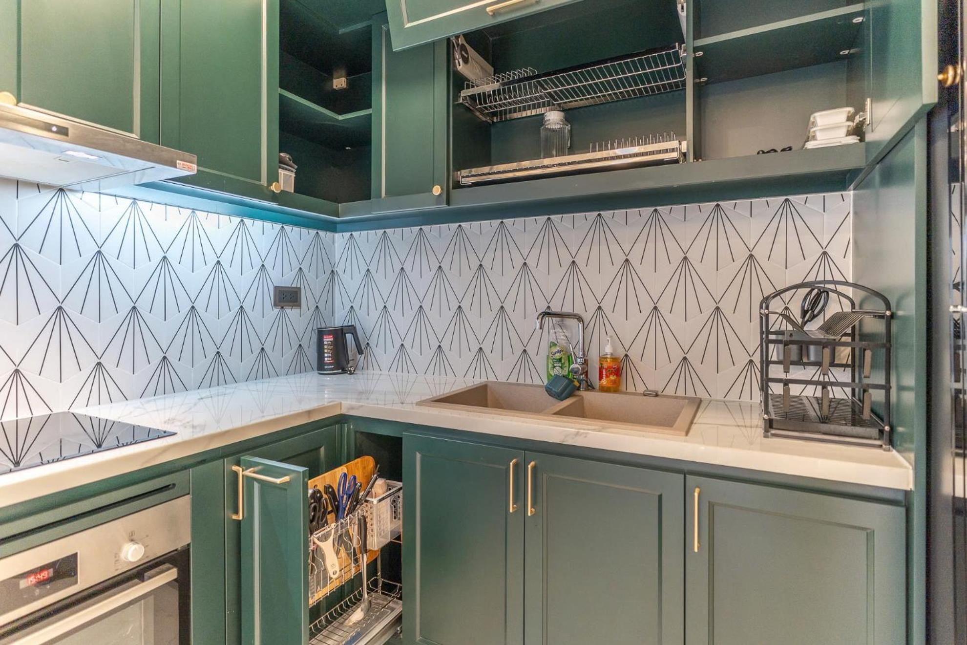 De Lux Madison Best Central 2 Bedrooms 2 Baths, Pool Gym