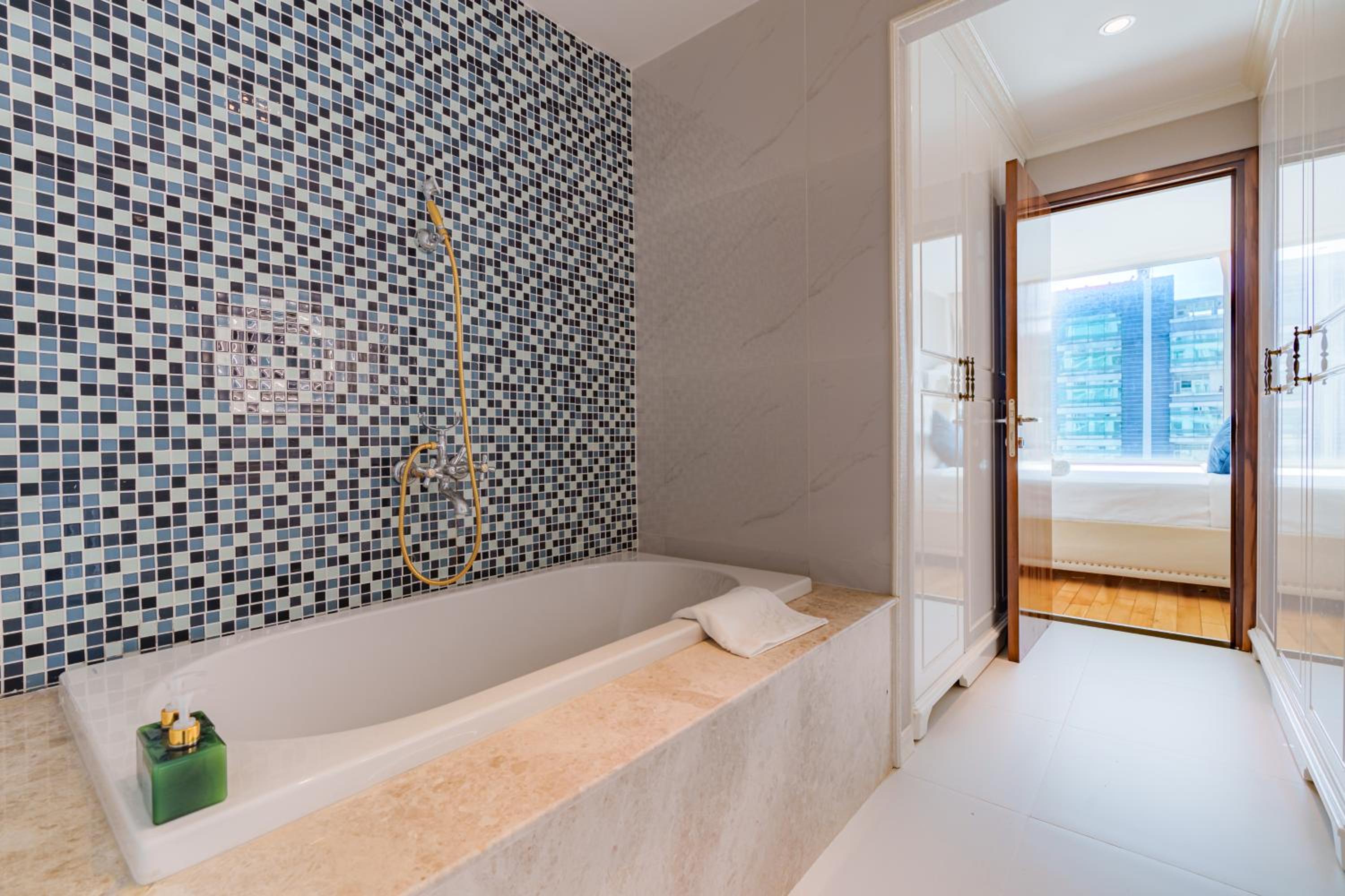 Leman Luxury Suites