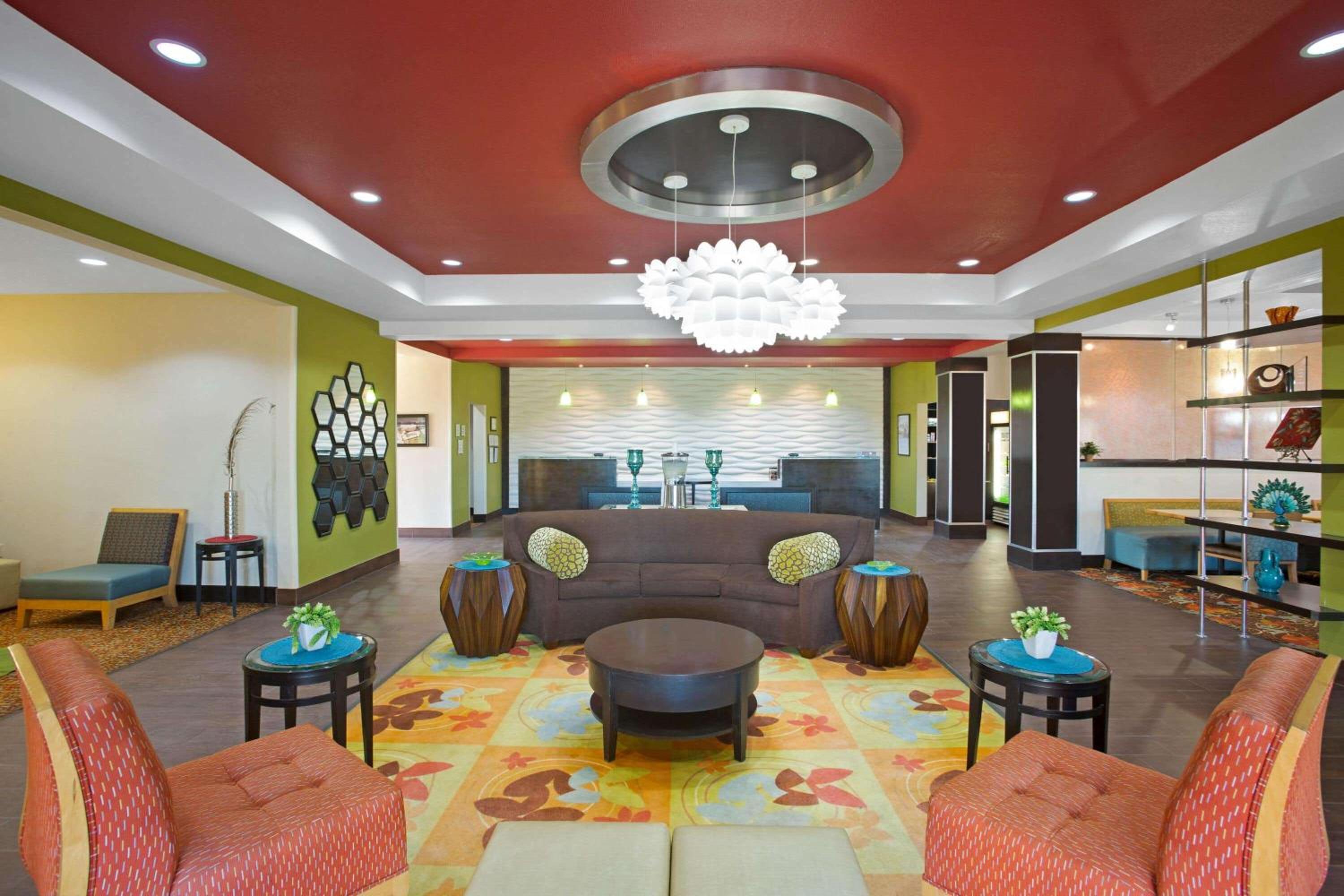 La Quinta by Wyndham Pearsall view 4
