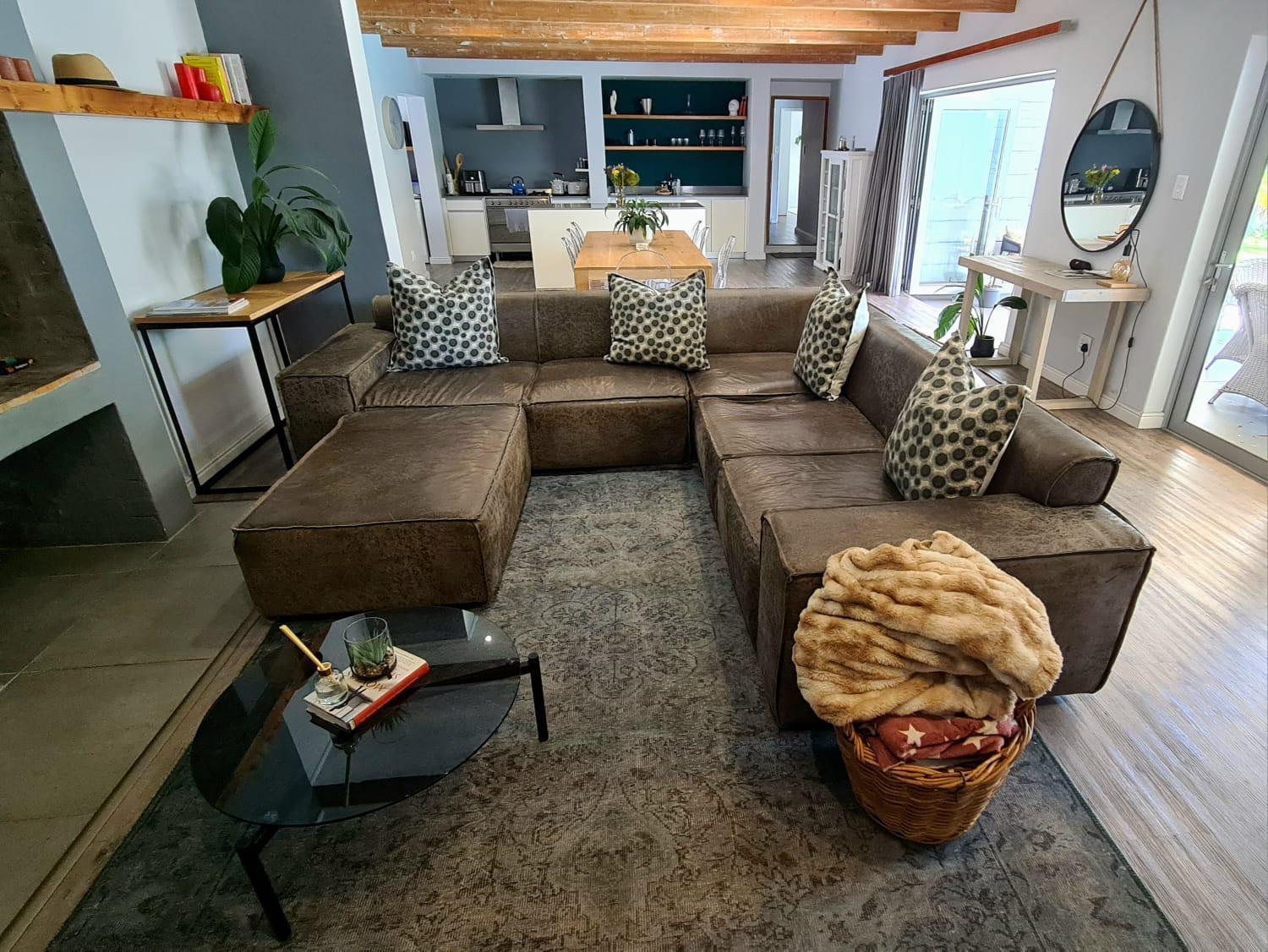Central Stellenbosch Home (4 bed, pool & inverter) view 3