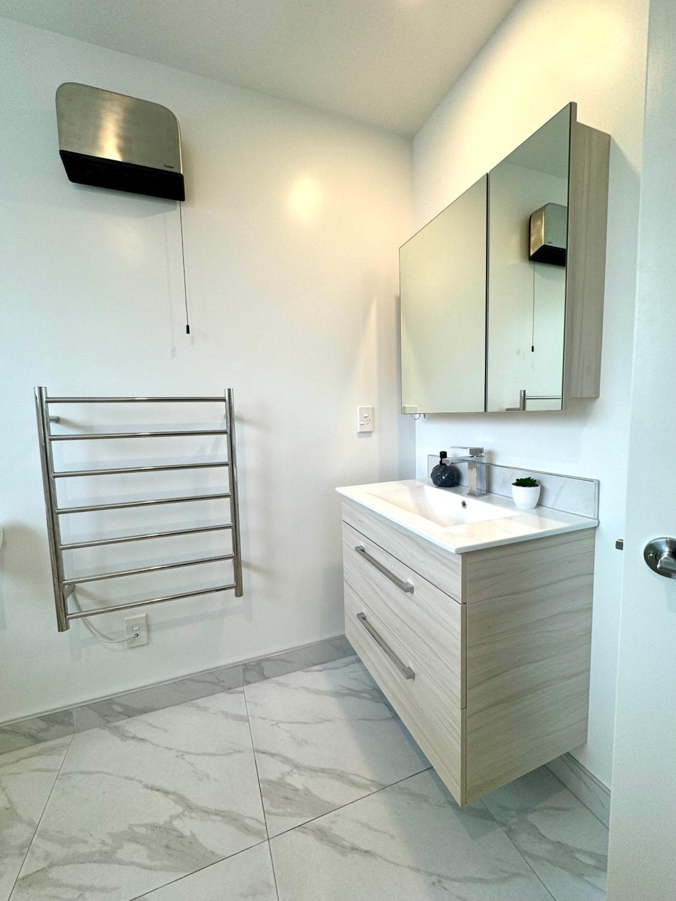 Riccarton 2BDR2BTR Townhouse FREE Carpark FAST Wifi