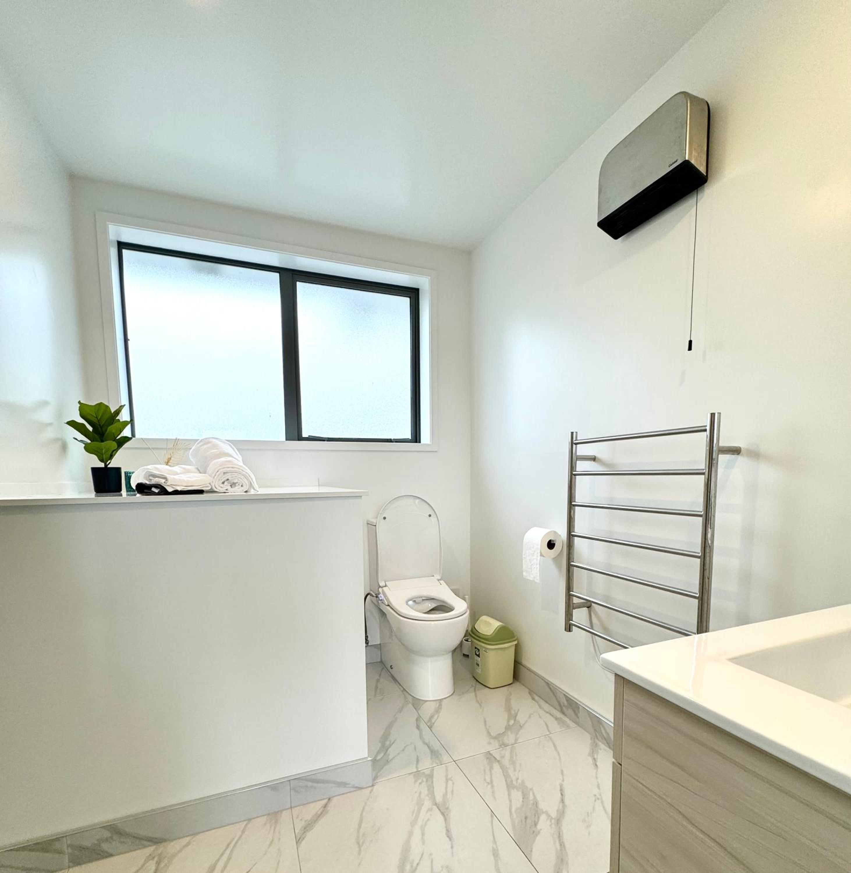 Riccarton 2BDR2BTR Townhouse FREE Carpark FAST Wifi