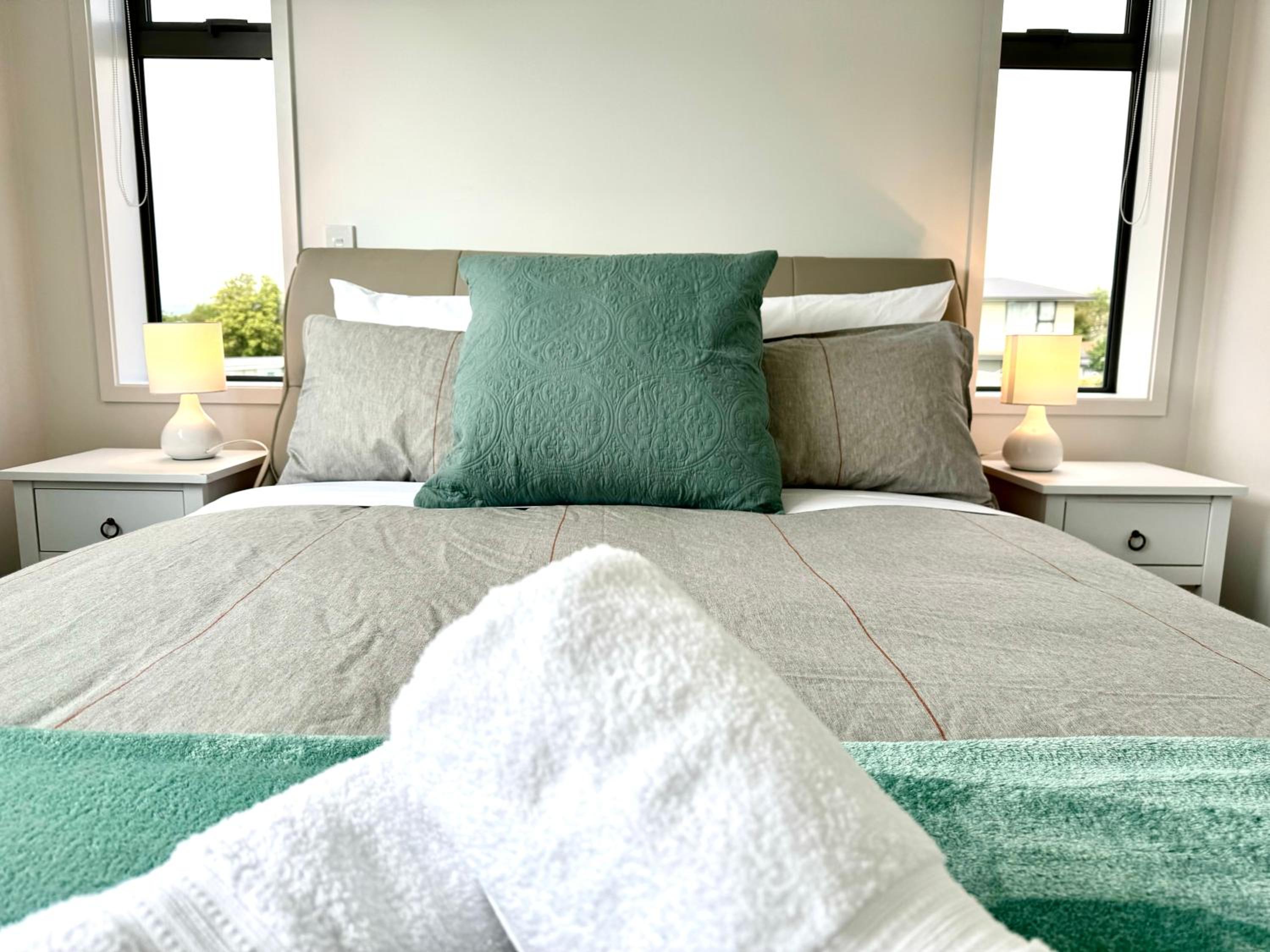 Riccarton 2BDR2BTR Townhouse FREE Carpark FAST Wifi