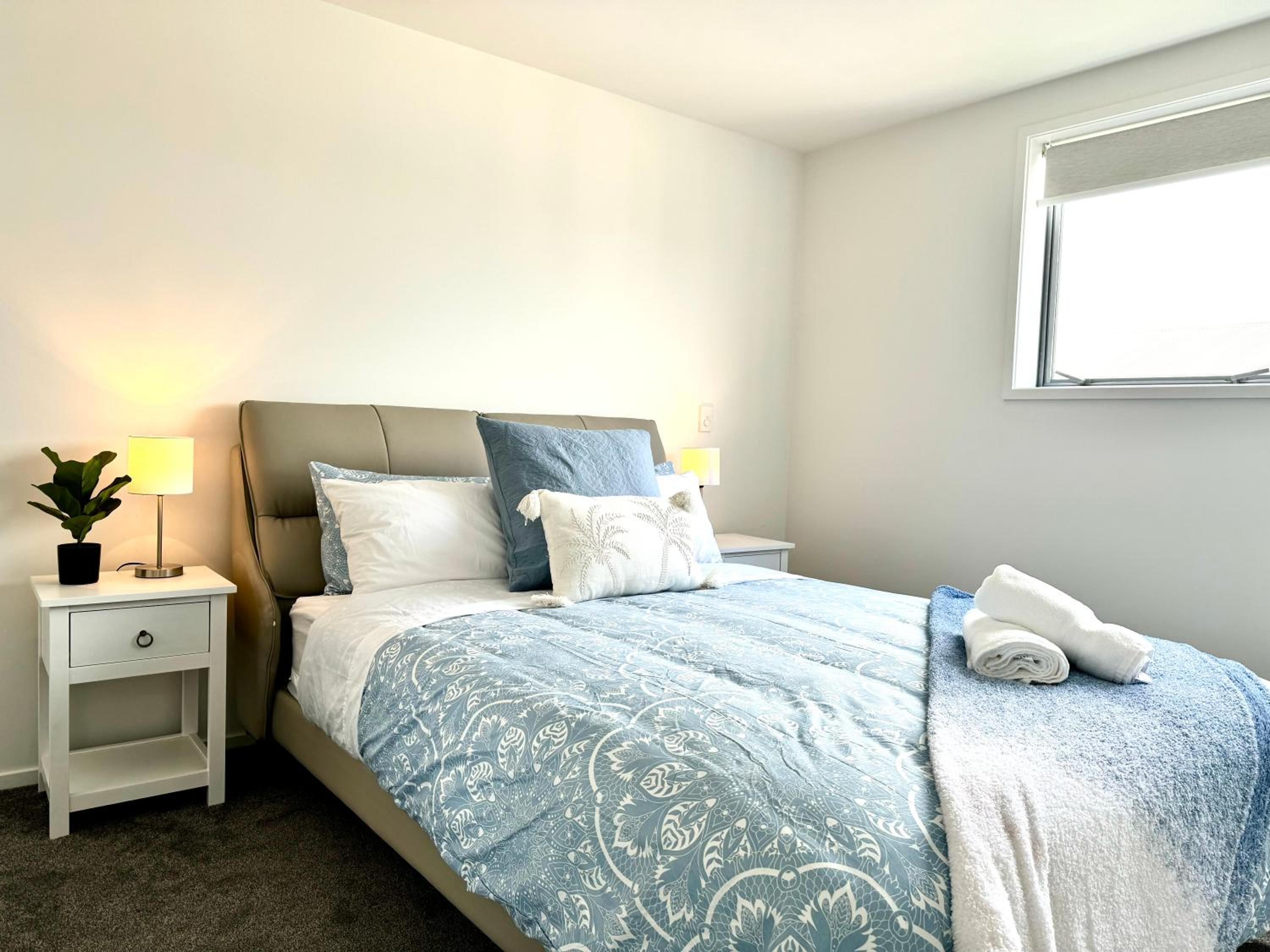 Riccarton 2BDR2BTR Townhouse FREE Carpark FAST Wifi