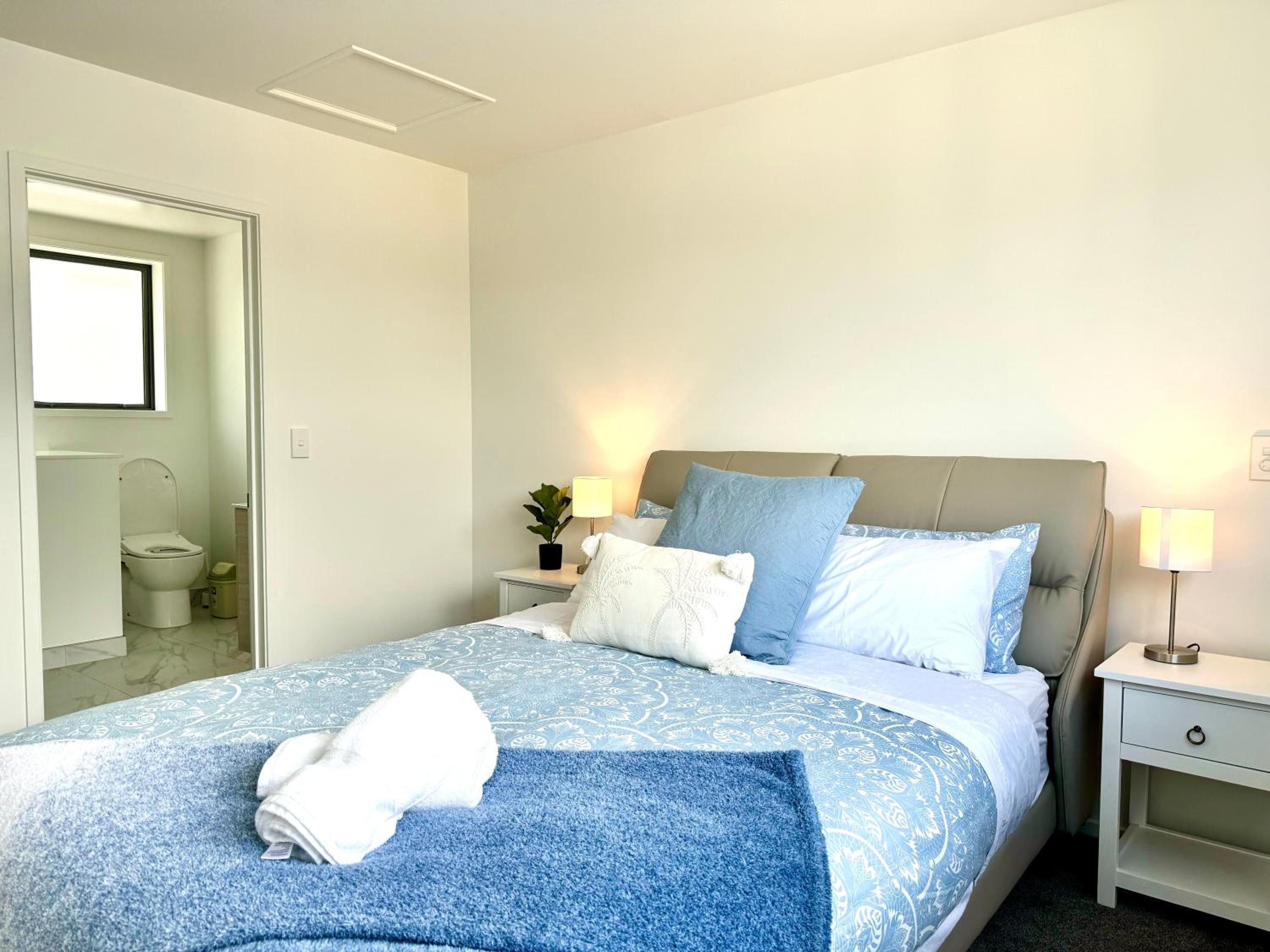 Riccarton 2BDR2BTR Townhouse FREE Carpark FAST Wifi