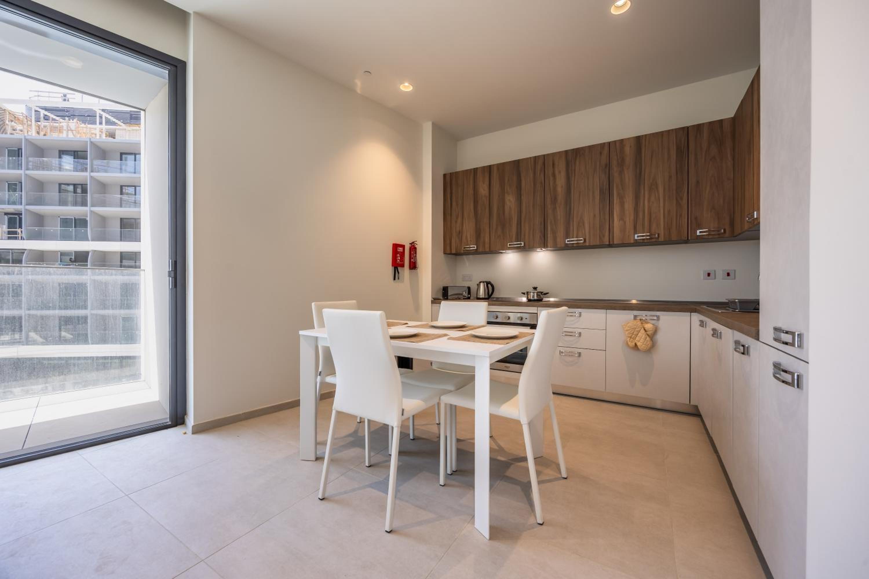 Exquisite Residence in Mercury Towers photo 3