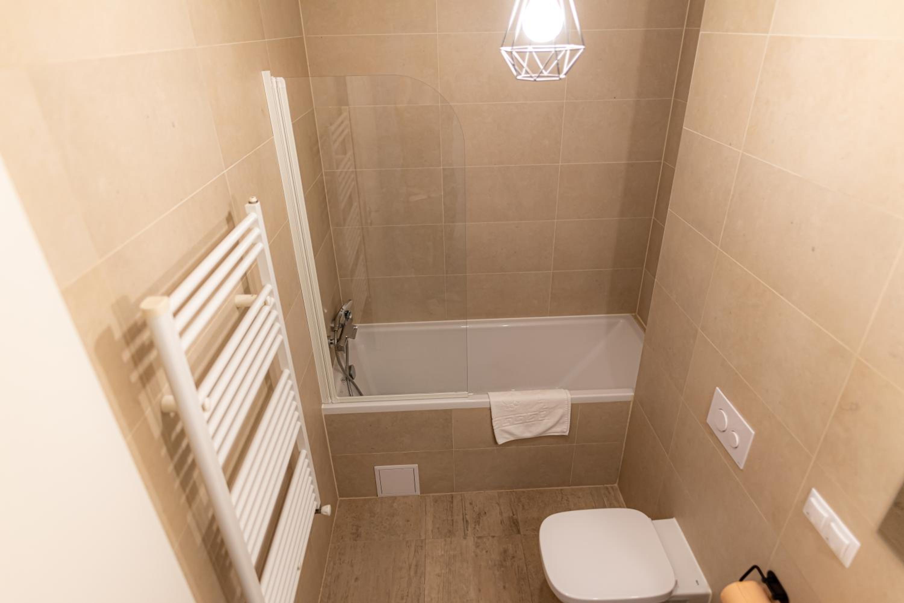 Apart B&V 706 Coresi - Balcony Apartment with Parking