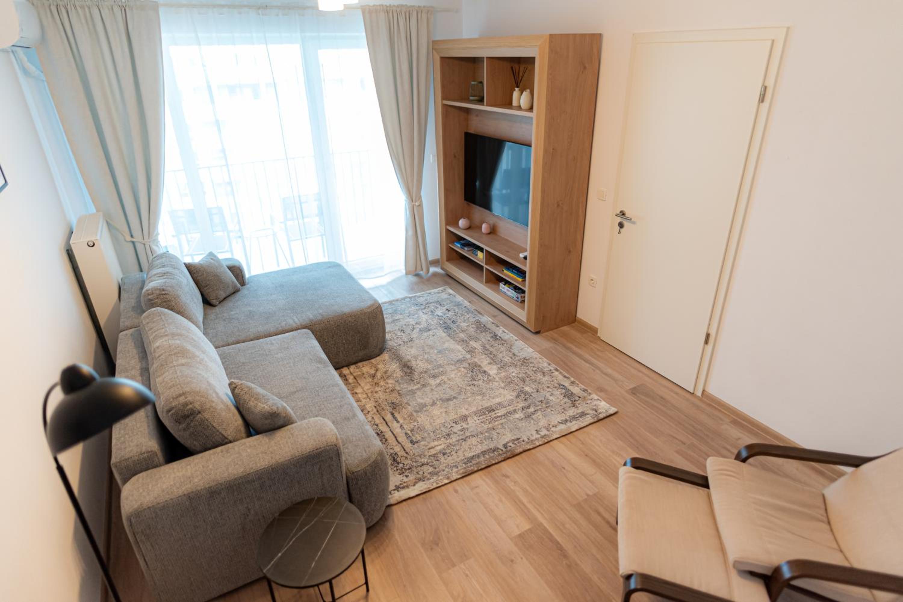 Apart B&V 706 Coresi - Balcony Apartment with Parking