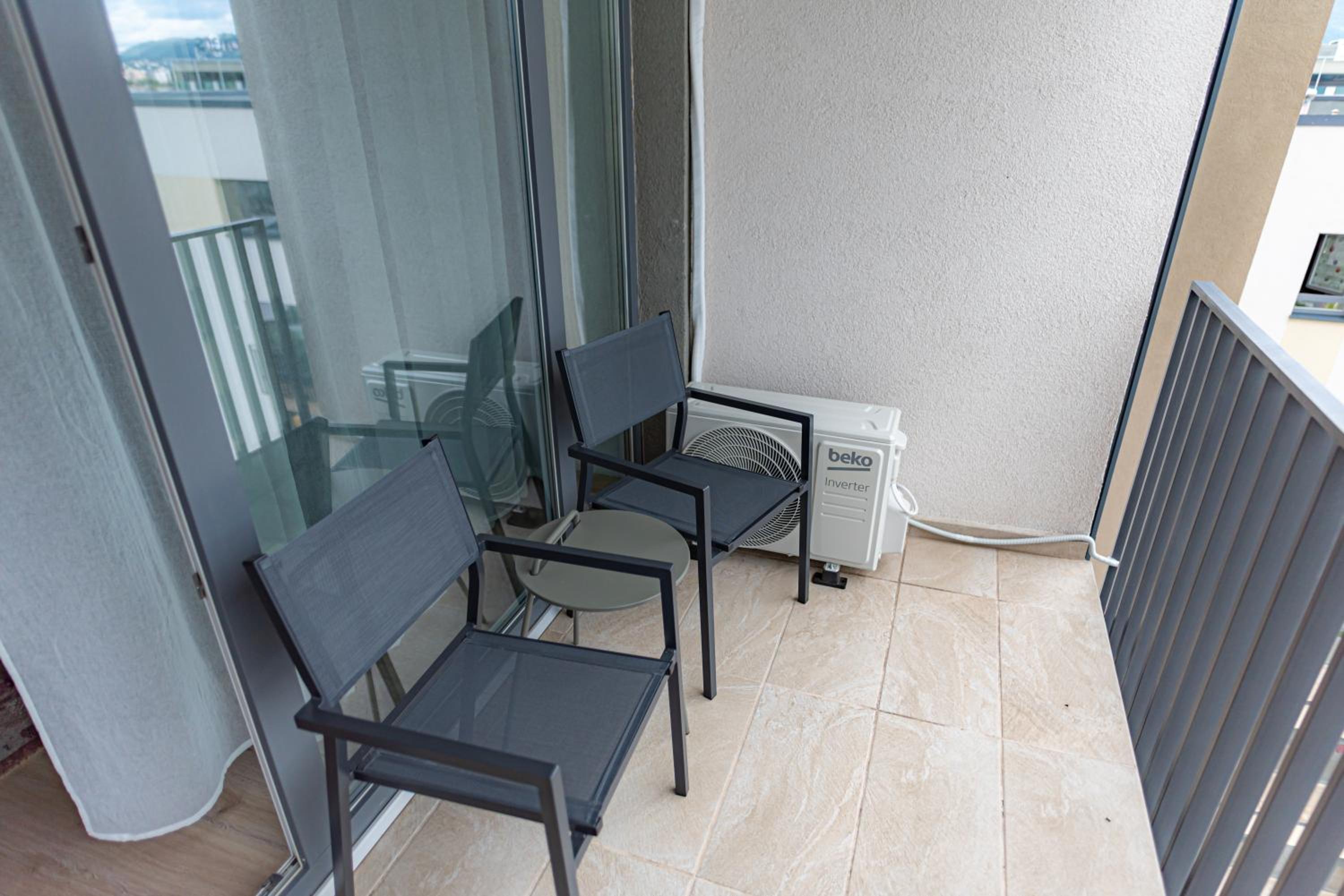 Apart B&V 706 Coresi - Balcony Apartment with Parking