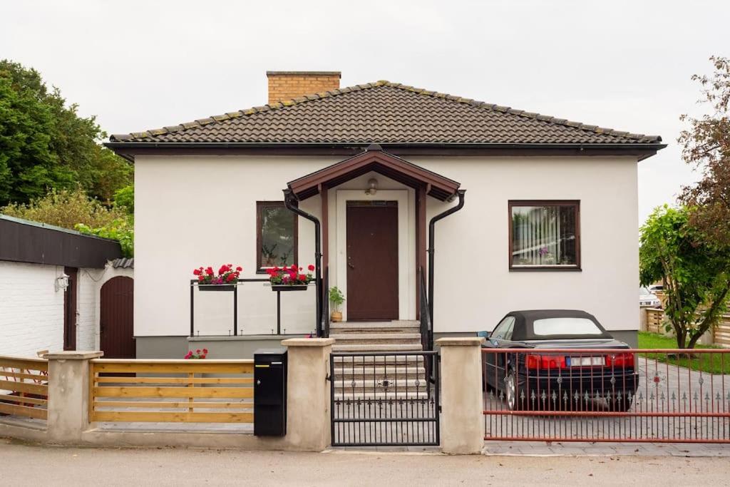 Kattarp Home Cellar - Free Parking & Private Entrance view 3