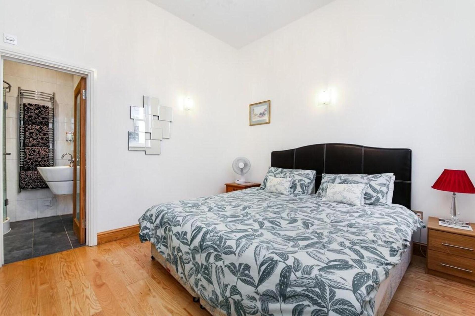 Specious Family 5-Bed Kensington House Sleeps 10