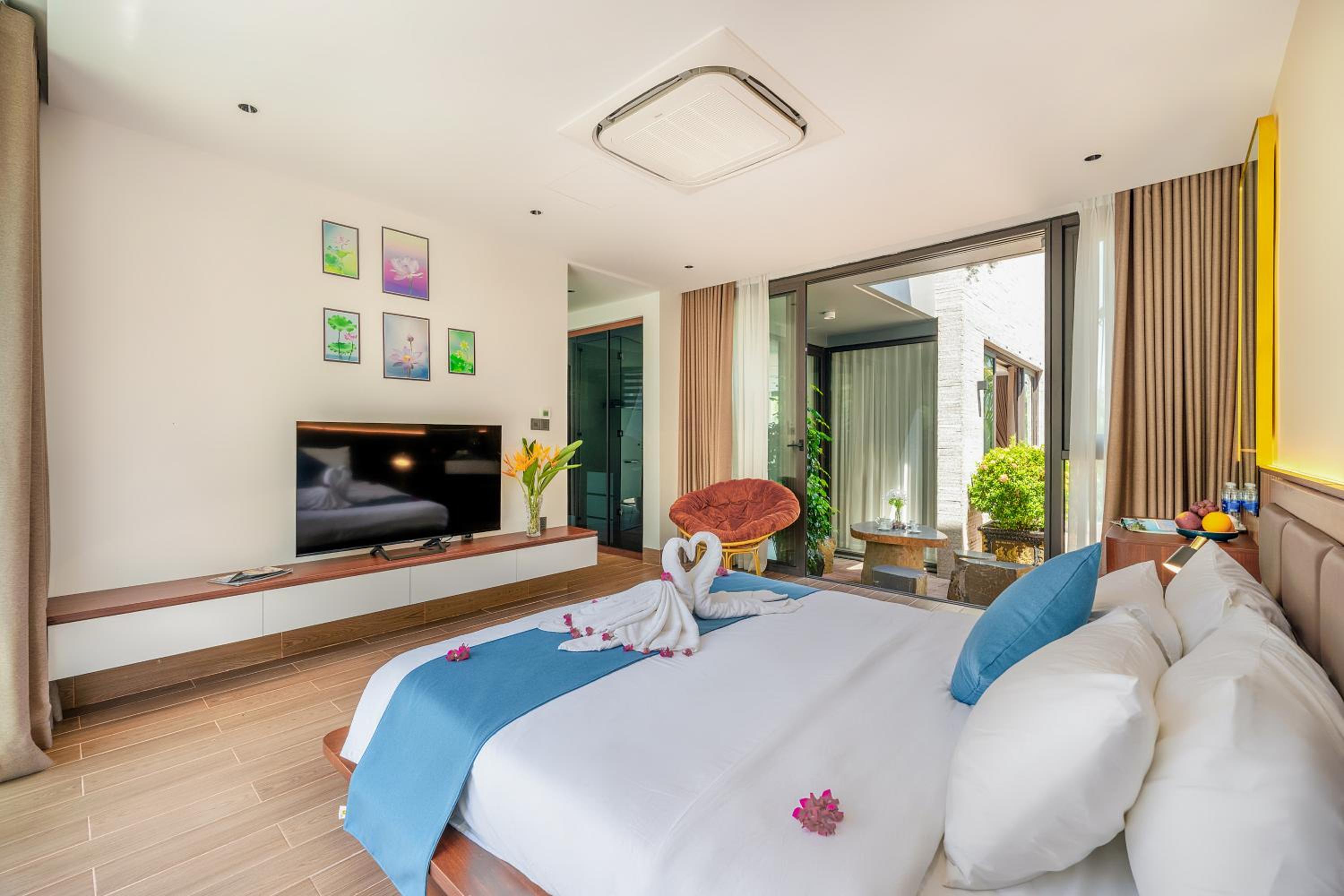 BT208 riverside villa with private pool view 4