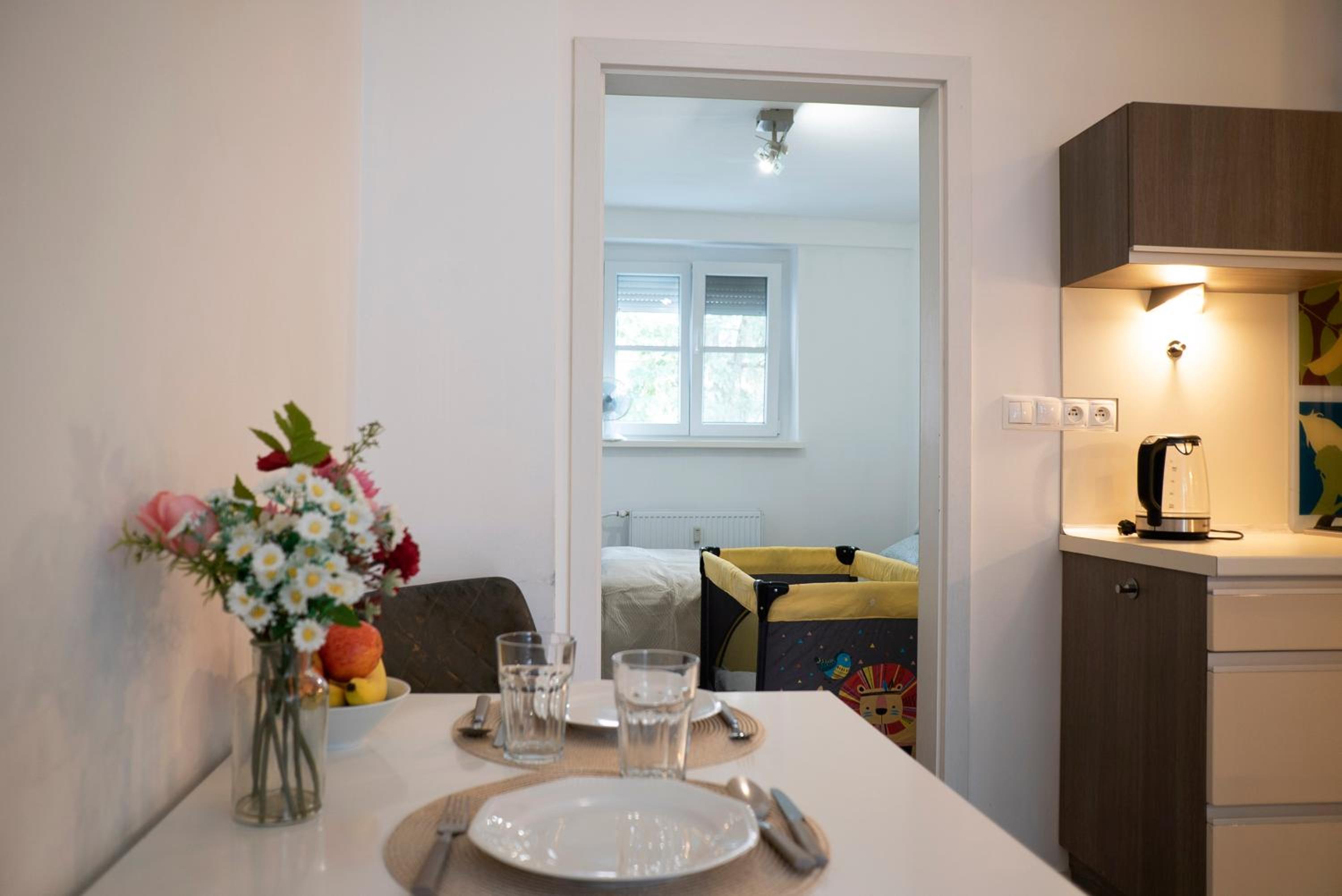 Cozy 2-room apt, Parking nearby view 3