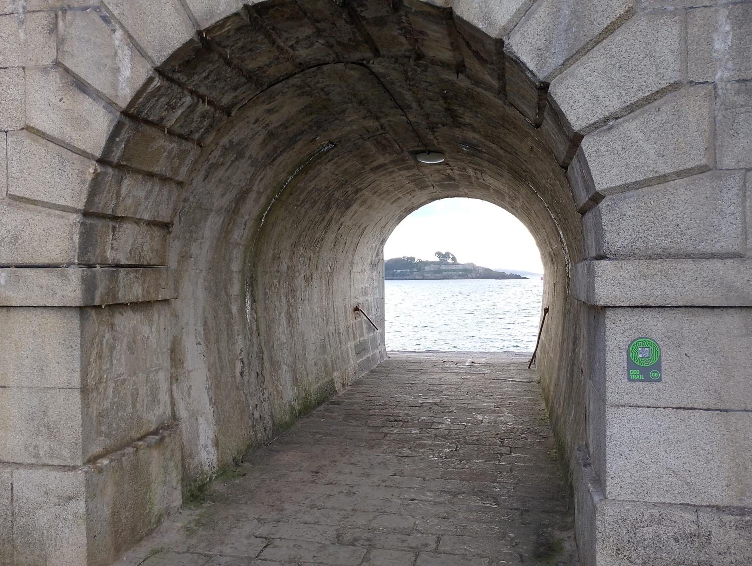 JUNGLE HOT TUB, games room, near eateries, micro brewery, pubs, beauty salons and boutique shops, Argyle, free Netflix, in the heart of Plymouth - Dogs wel view 4