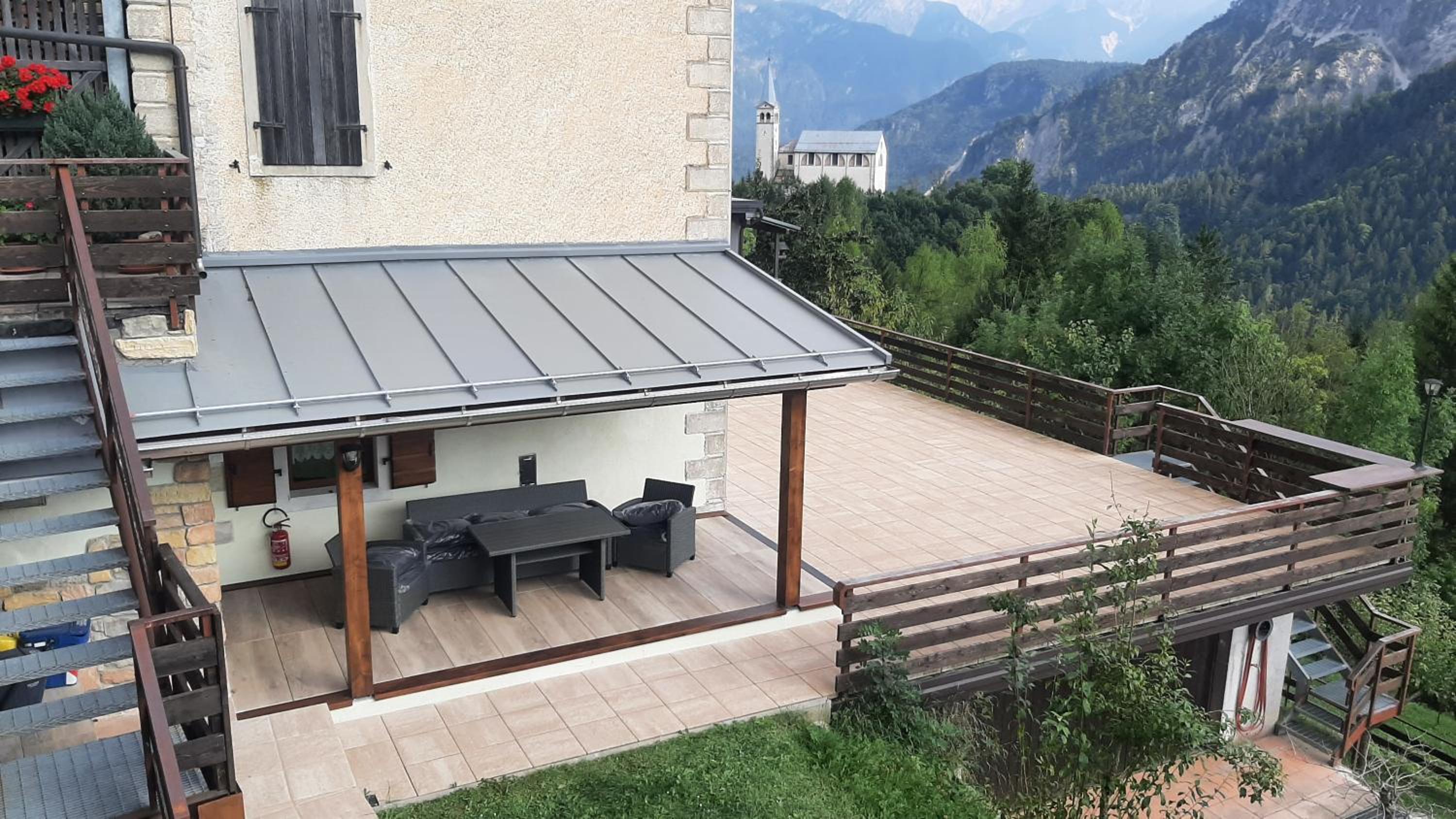 CAMPO BASE CADORE con parcheggio auto e garage moto view 4