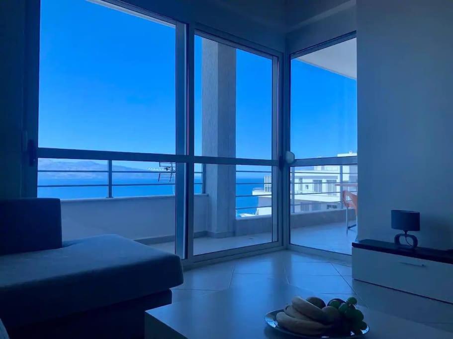 Seaview apartment! Public Parking near the app!