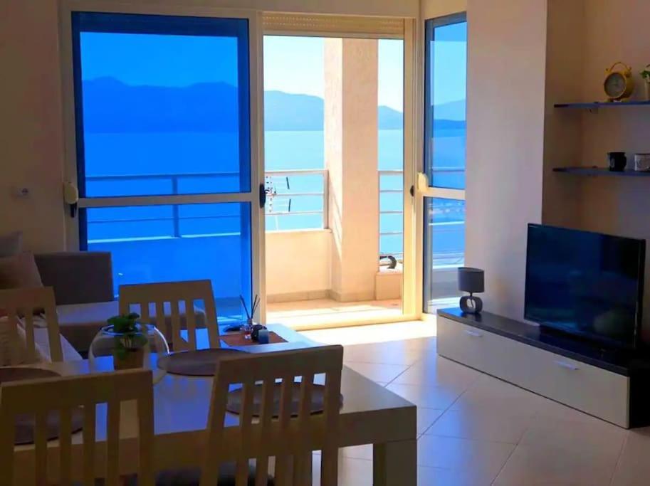 Seaview apartment! Public Parking near the app!