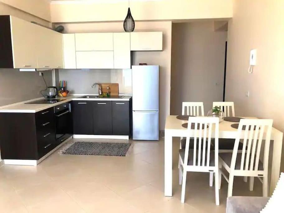 Seaview apartment! Public Parking near the app!