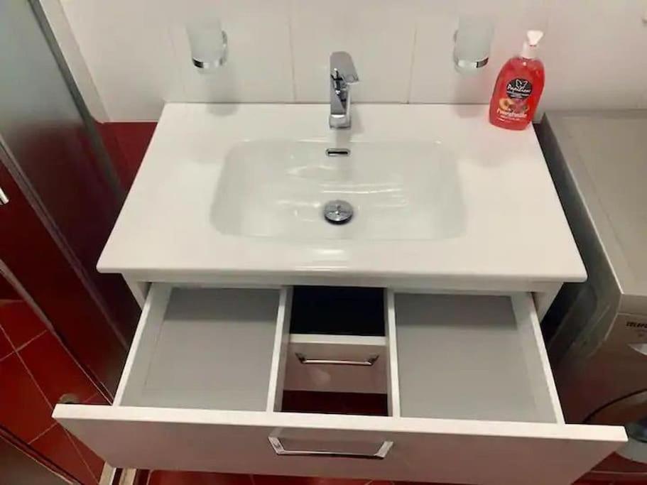 Seaview apartment! Public Parking near the app!