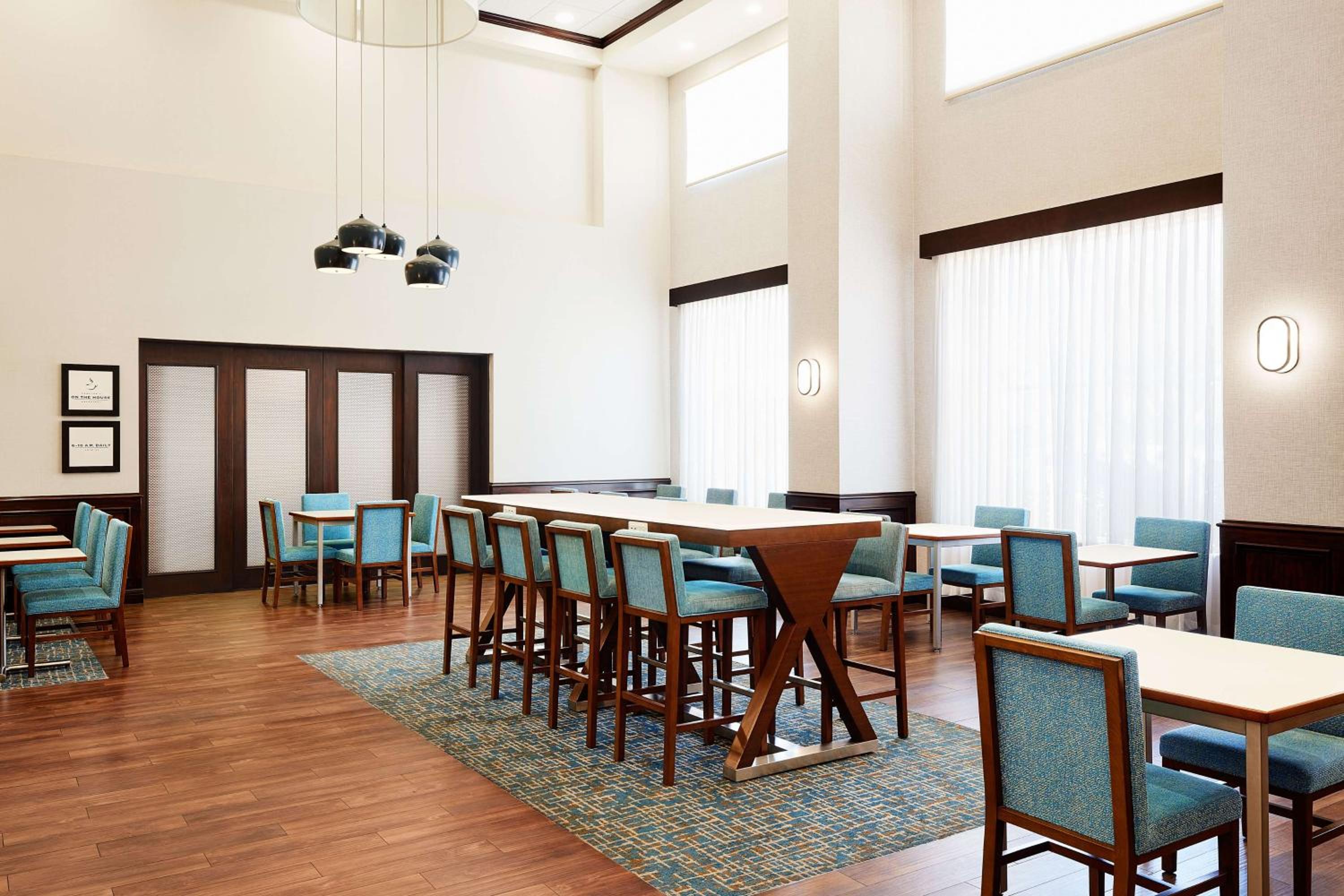 Ridgecrest Vacations - Hampton Inn  Suites Ridgecrest - Property Image 3