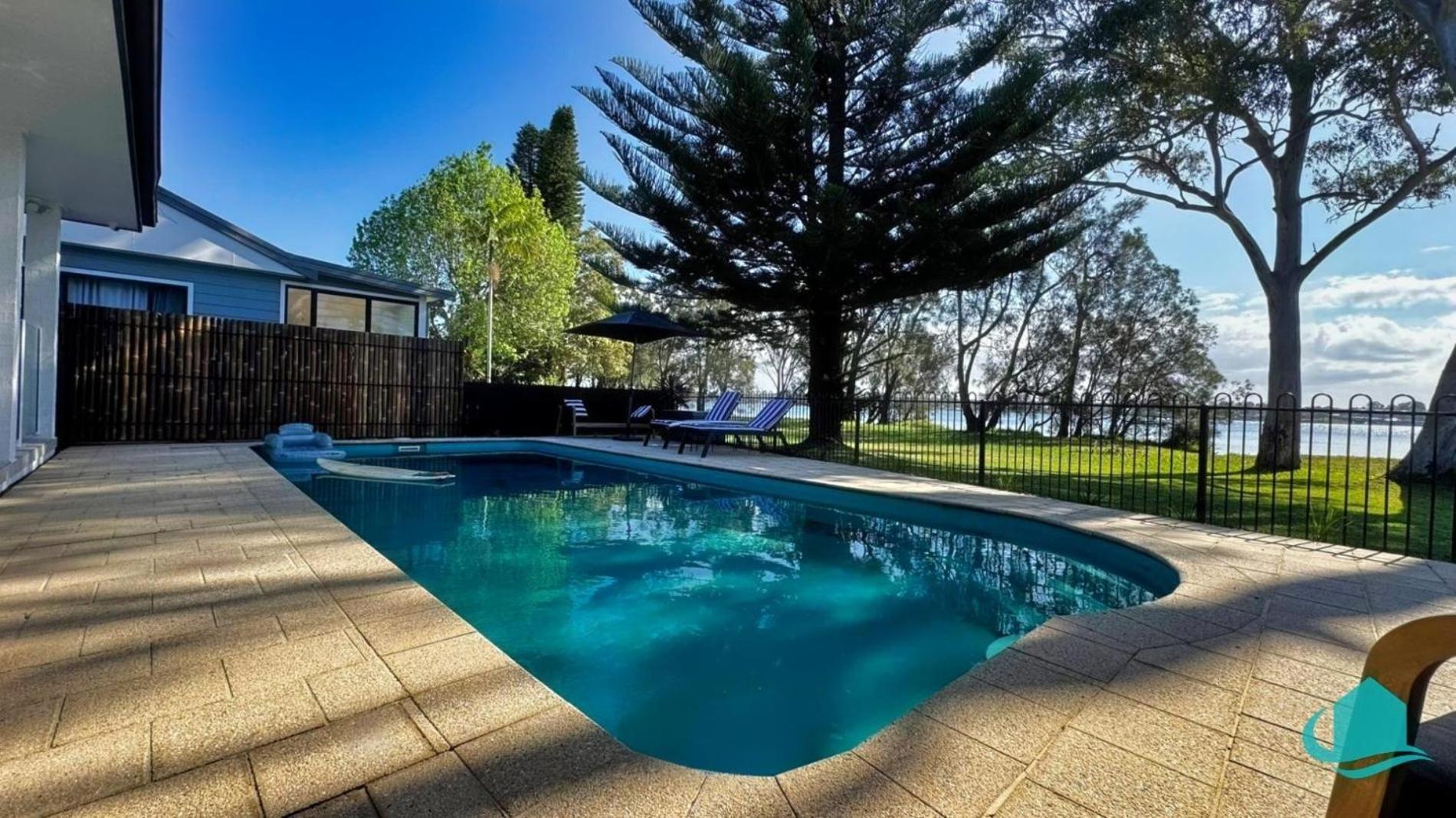 Lake Sabai - Waterfront and private pool