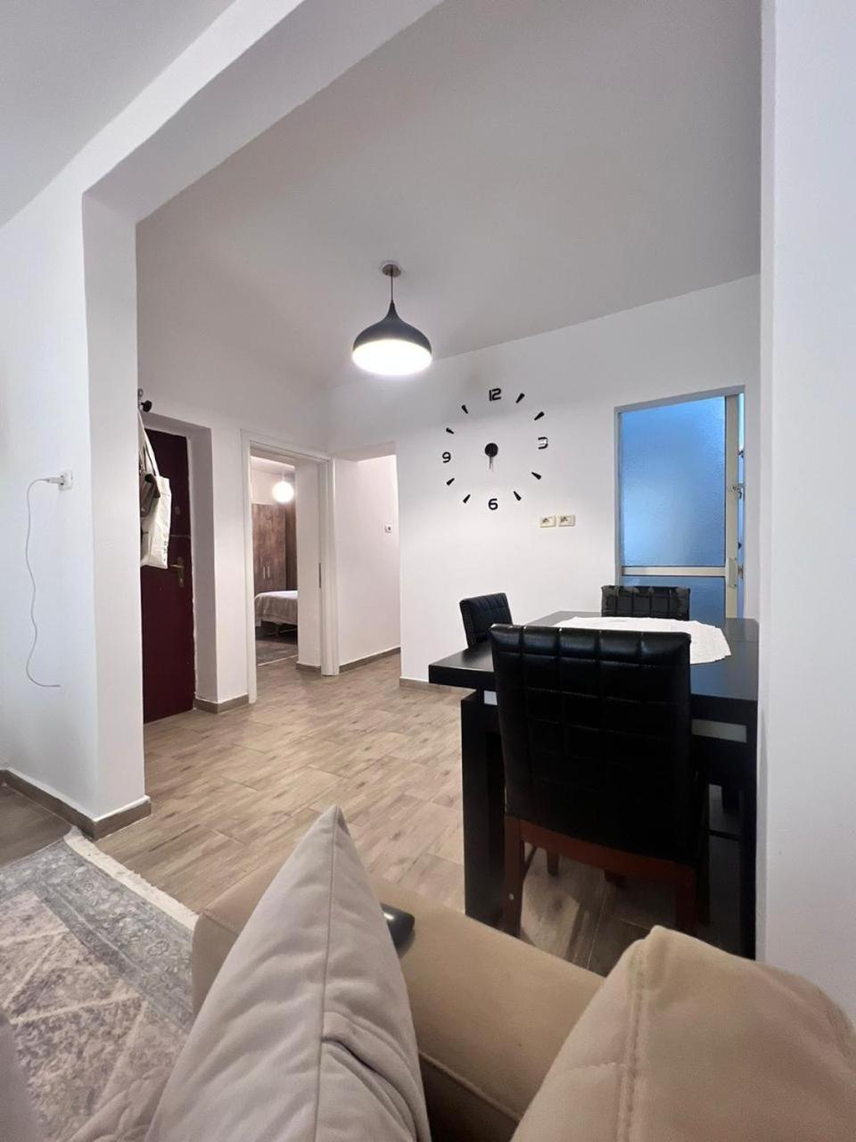 21 Dhjetori Apartment