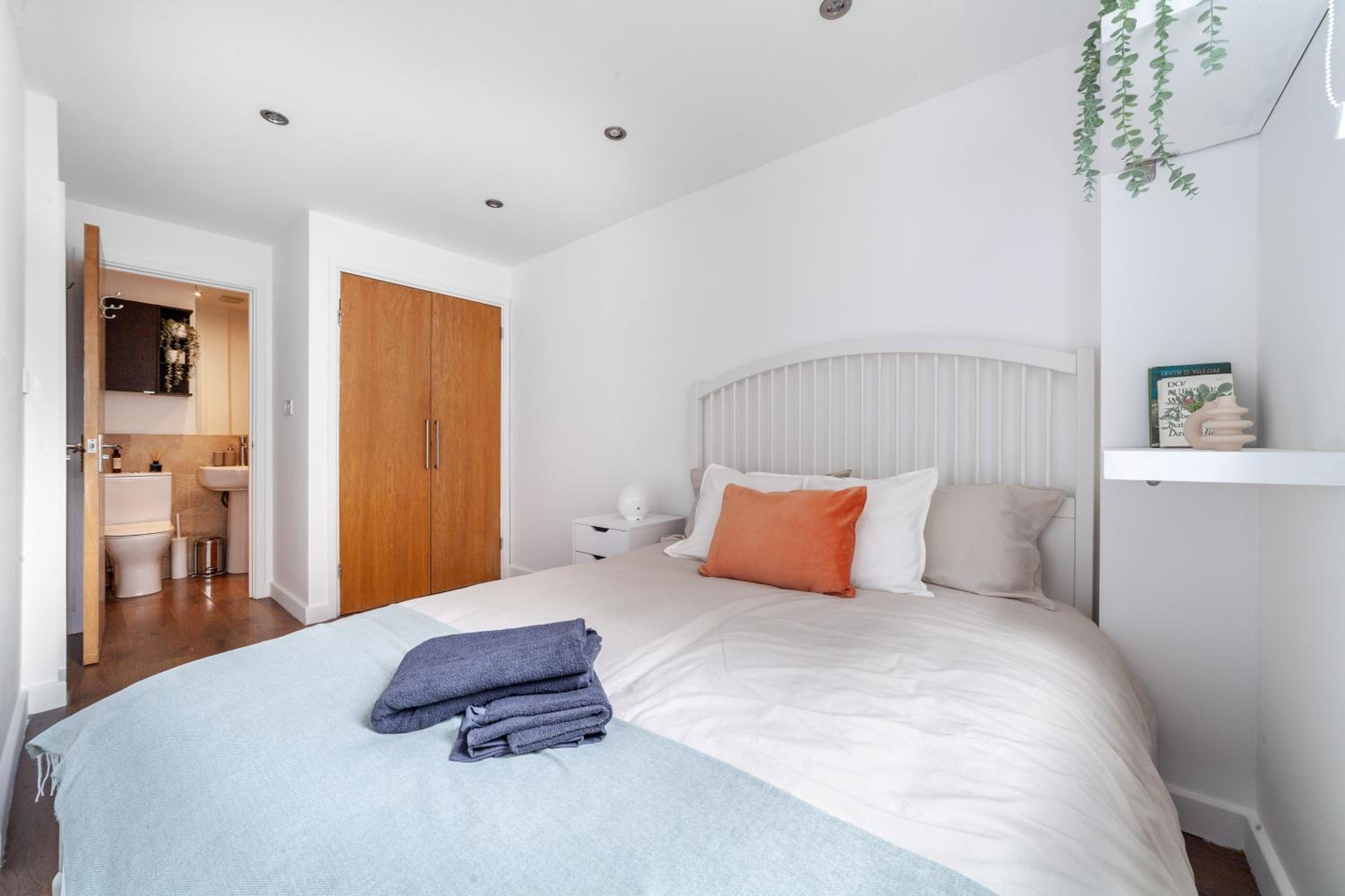 Modern 3 Bed & 3 Bathrooms Flat, Hackney Downs