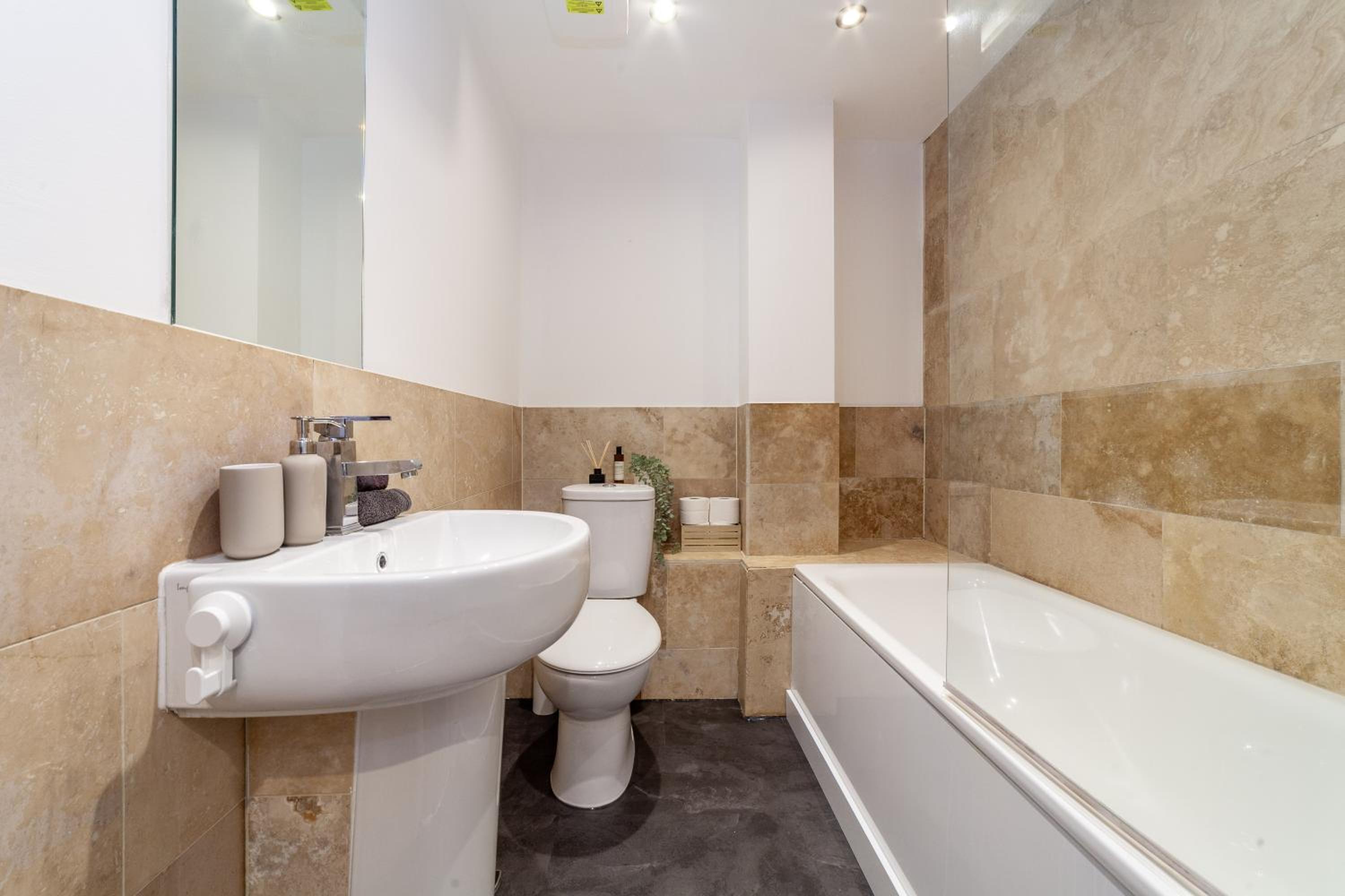 Modern 3 Bed & 3 Bathrooms Flat, Hackney Downs