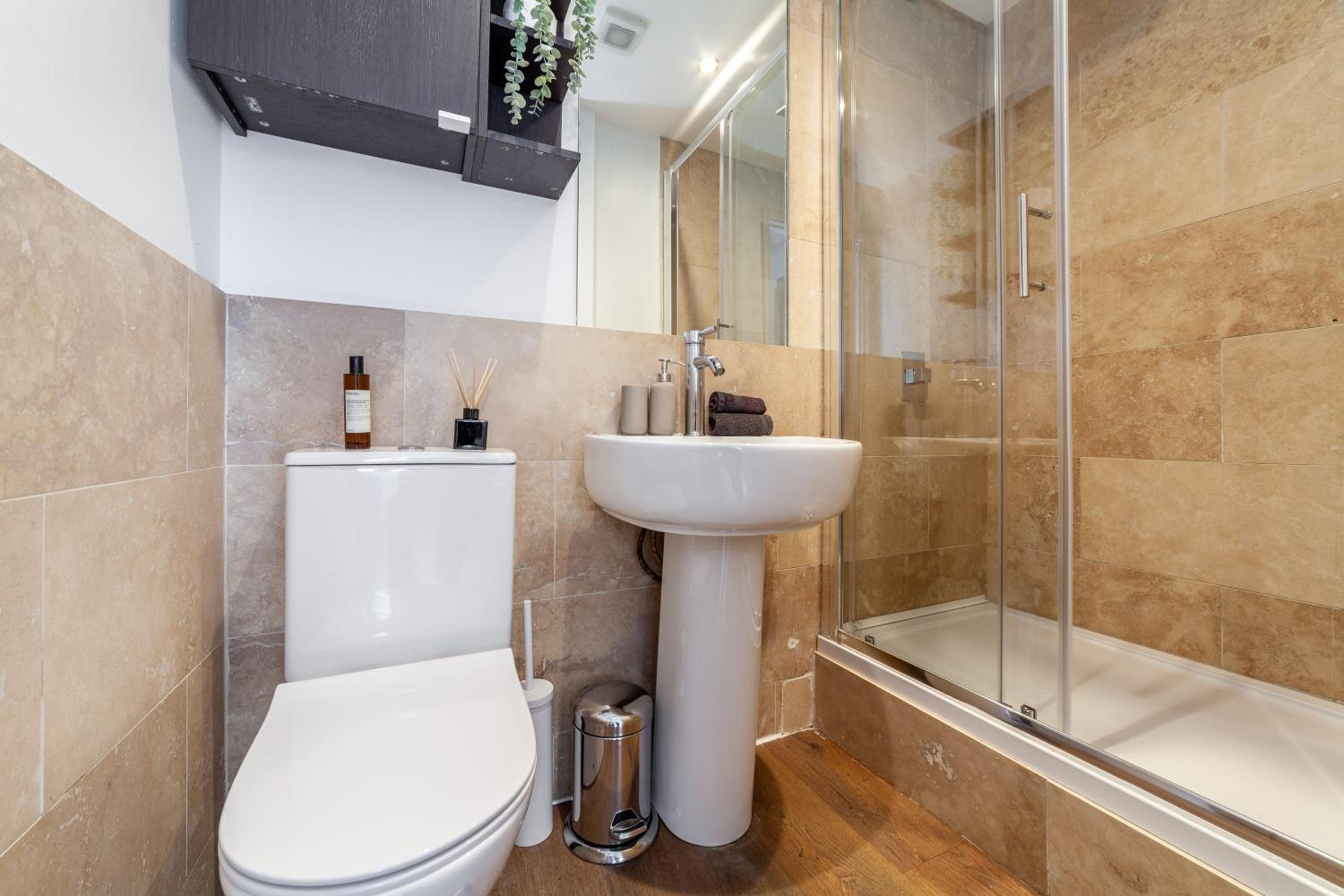 Modern 3 Bed & 3 Bathrooms Flat, Hackney Downs