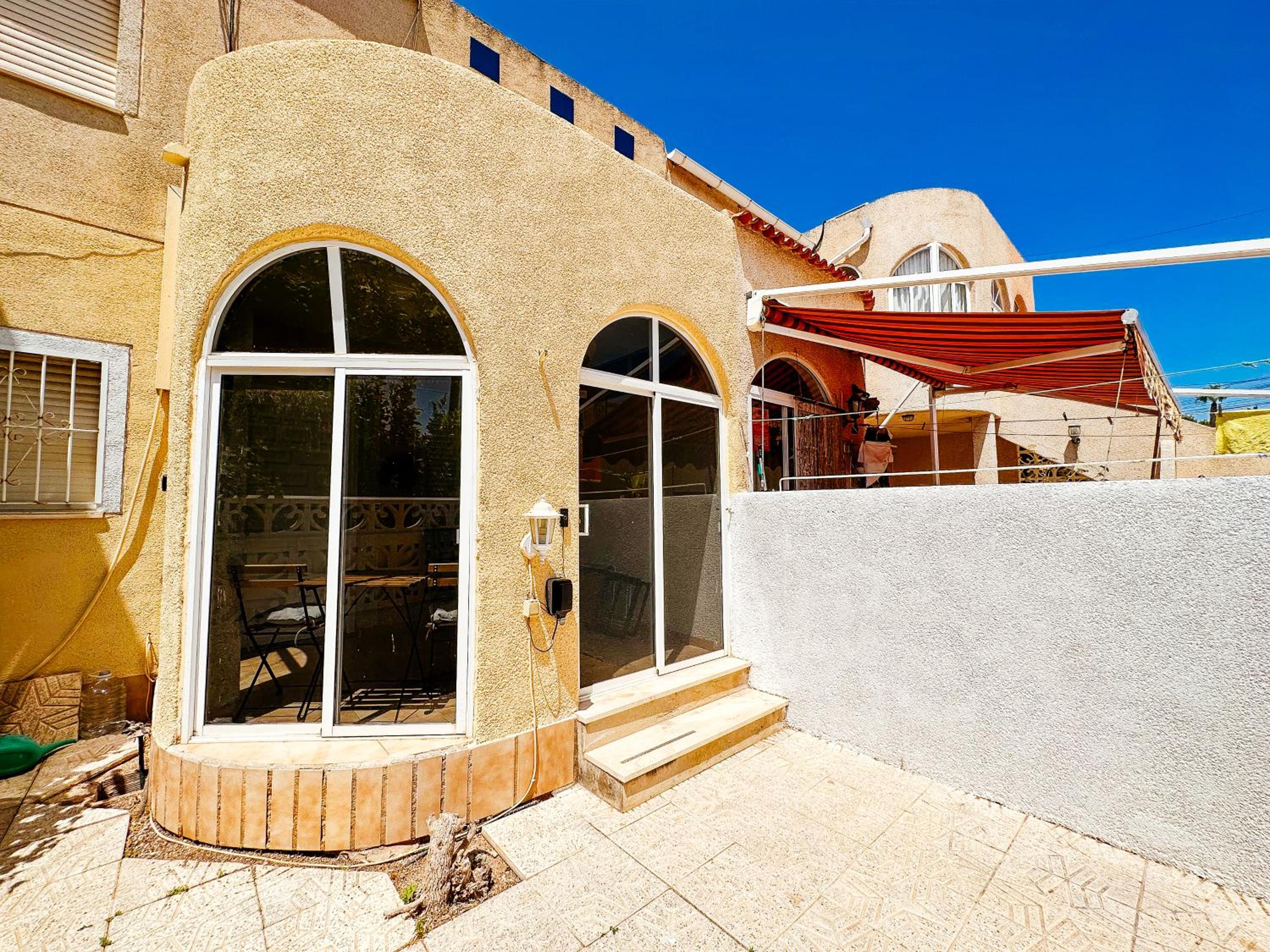 2Bed Apt Sleeps 4 - Parking Patio Wifi view 2