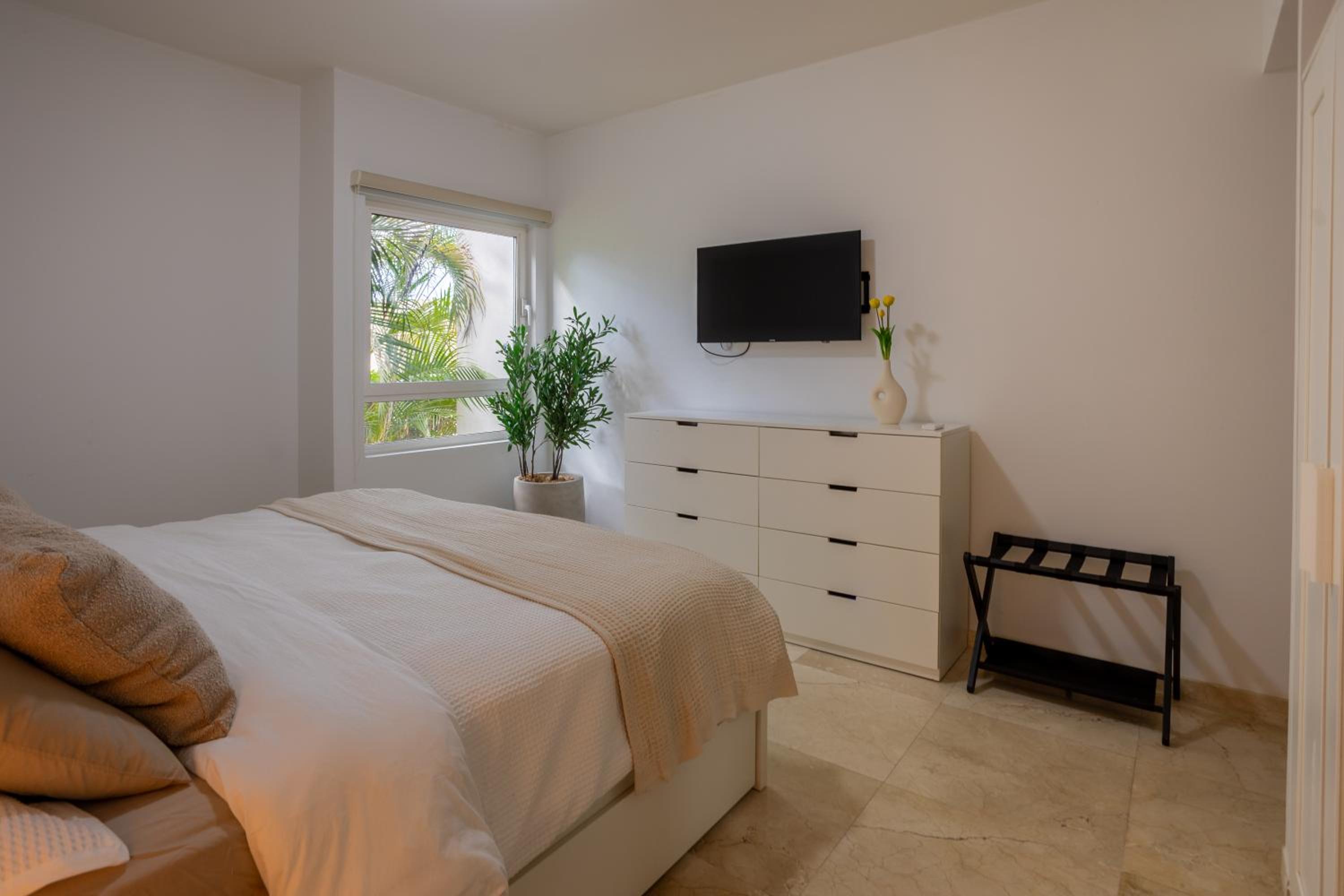 Modern Ground Level Condo, 2 bedrooms, Direct pool access