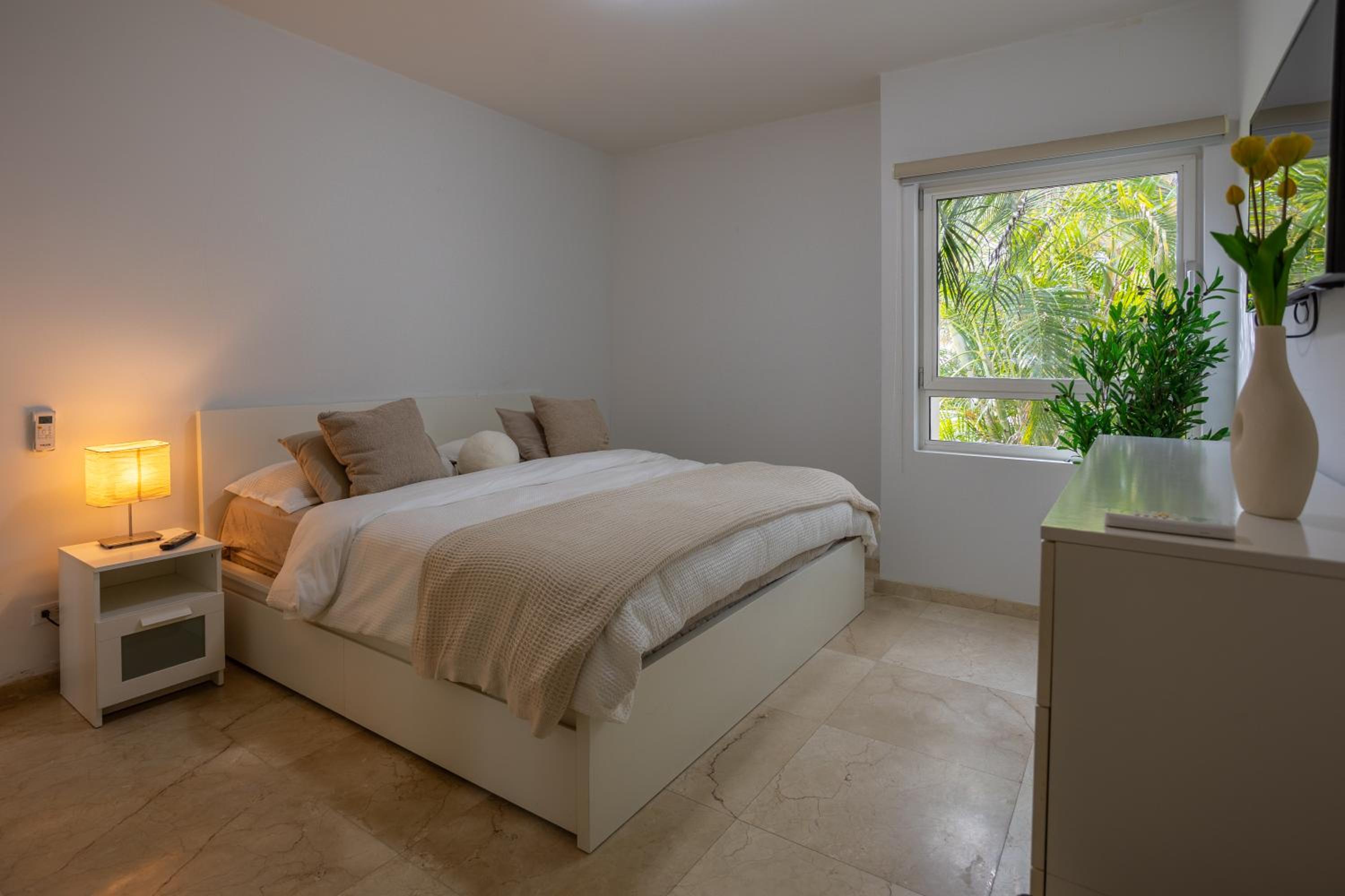 Modern Ground Level Condo, 2 bedrooms, Direct pool access