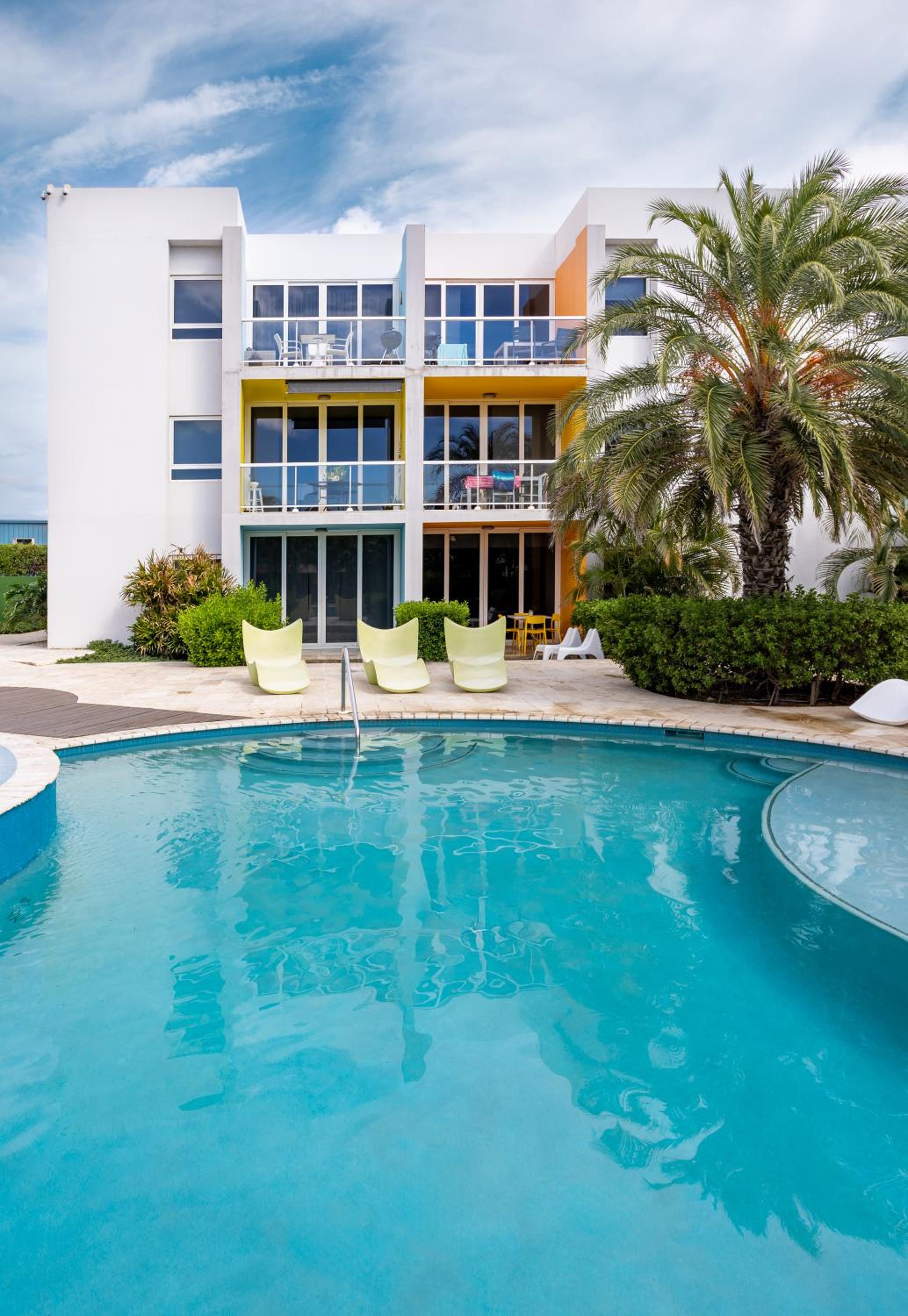 Modern Ground Level Condo, 2 bedrooms, Direct pool access