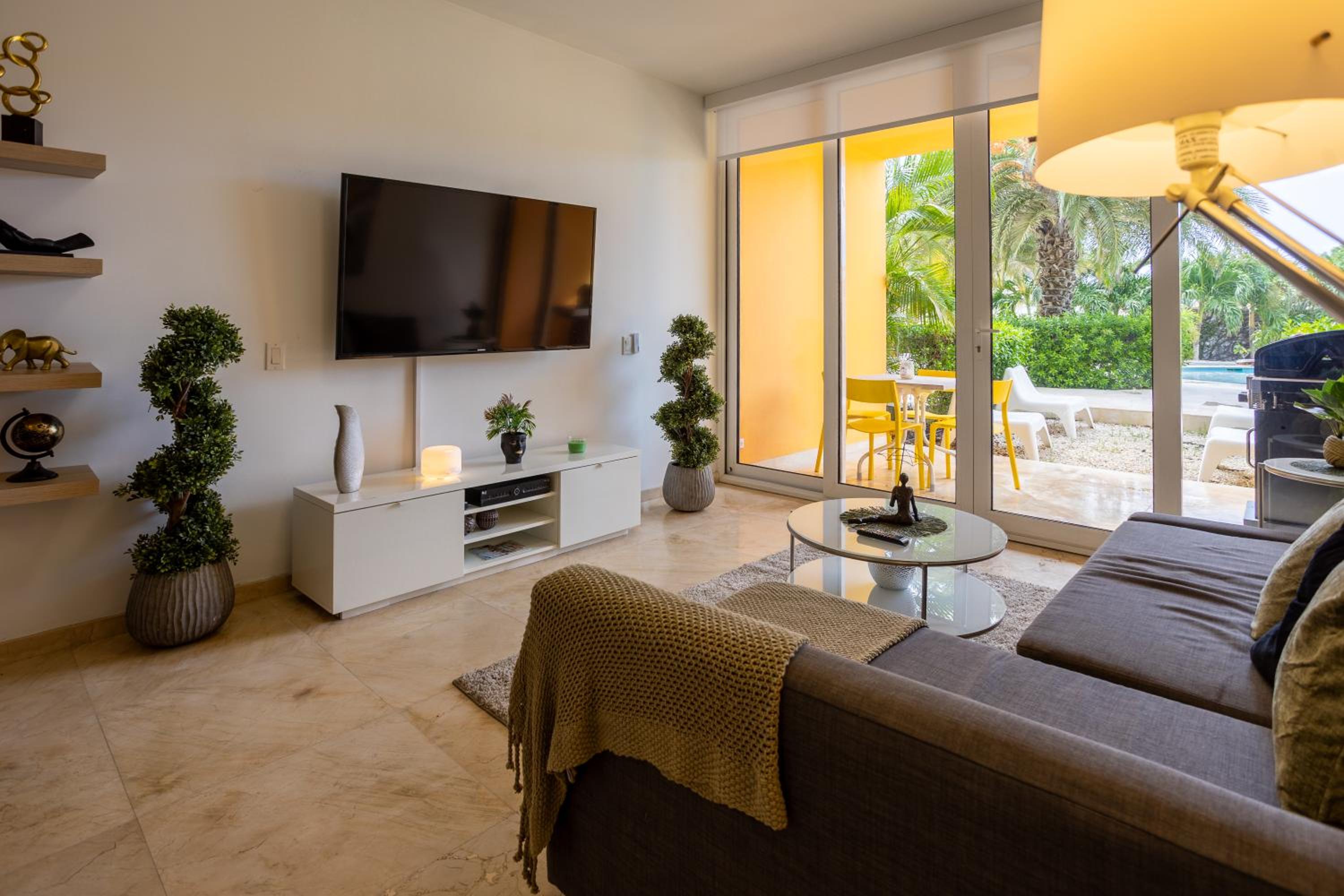 Modern Ground Level Condo, 2 bedrooms, Direct pool access