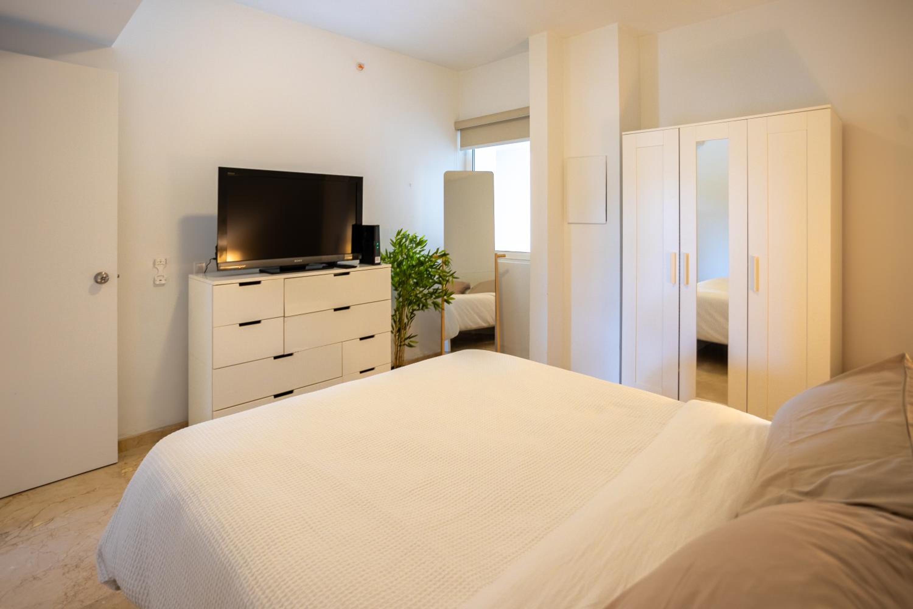 Modern Ground Level Condo, 2 bedrooms, Direct pool access