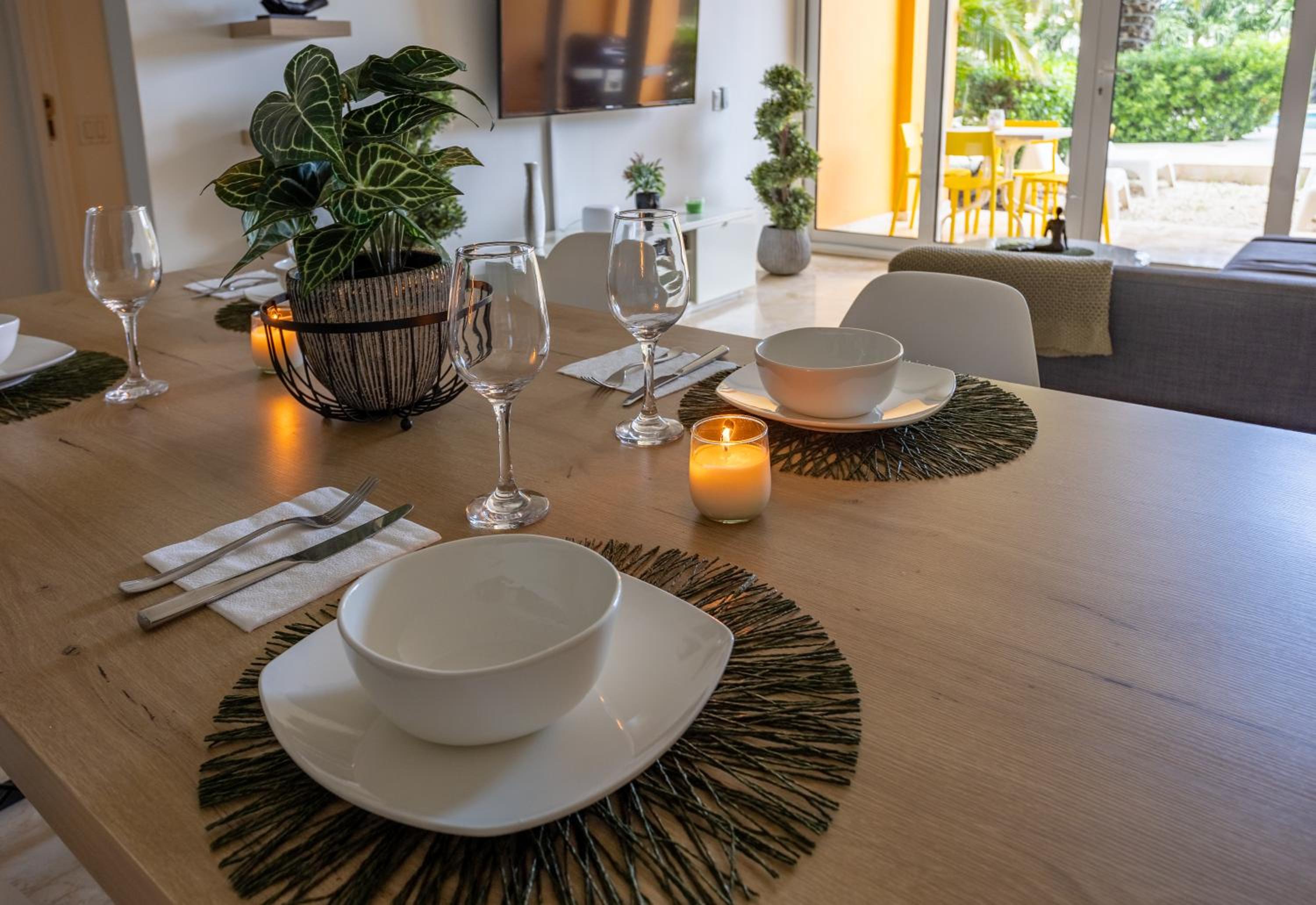 Modern Ground Level Condo, 2 bedrooms, Direct pool access