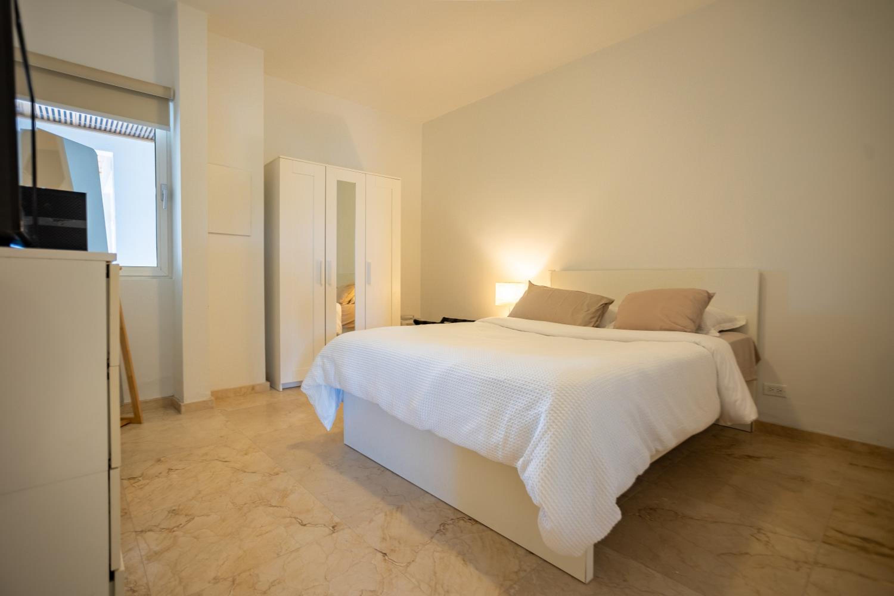 Modern Ground Level Condo, 2 bedrooms, Direct pool access
