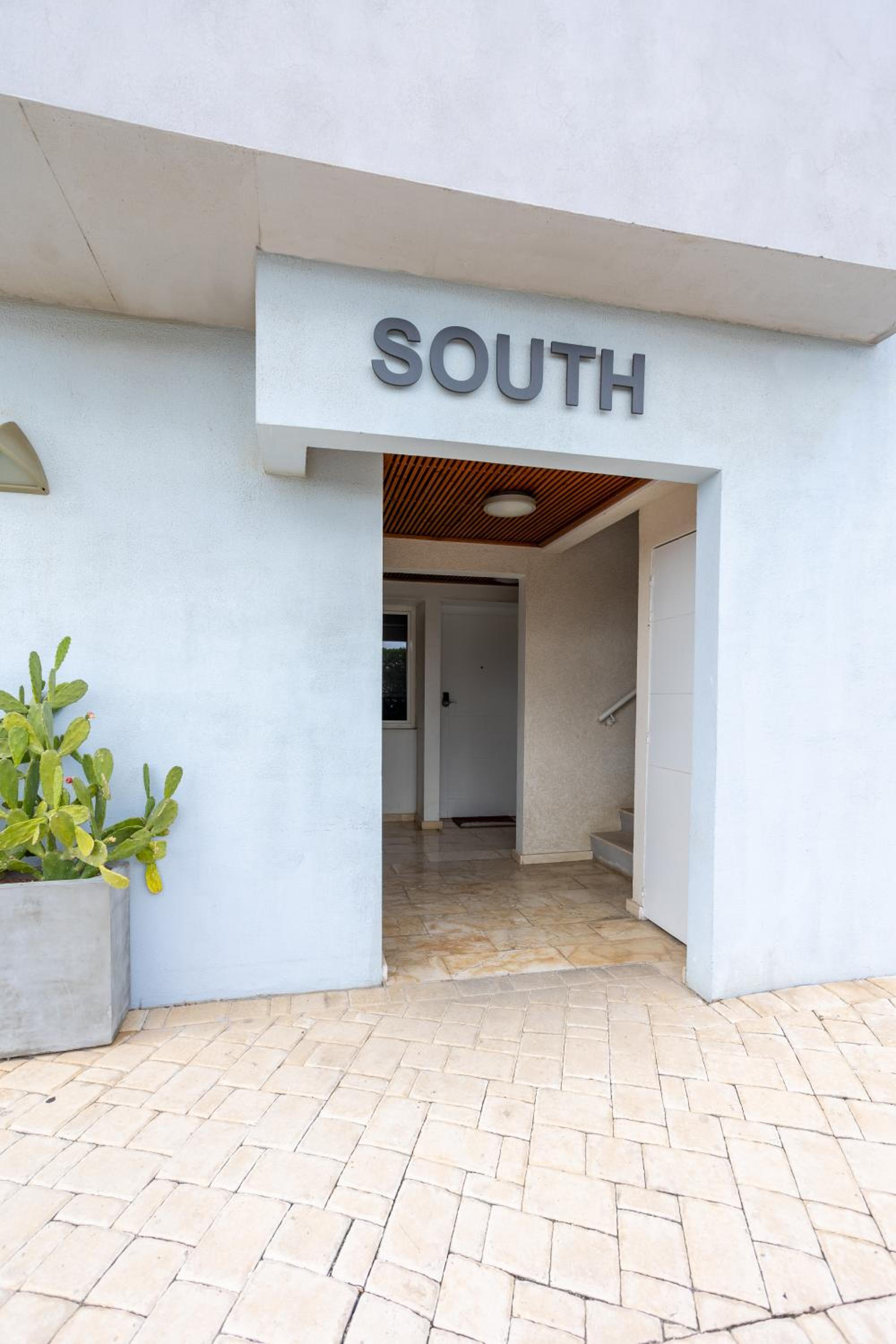 Modern Ground Level Condo, 2 bedrooms, Direct pool access